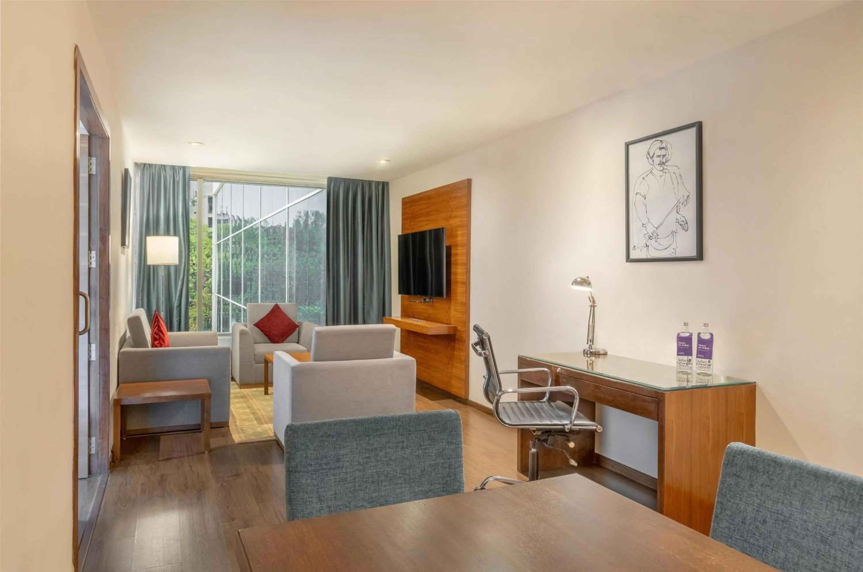 Photo of the whole room, Bed in Radisson Blu Plaza Hotel Hyderabad Banjara Hills