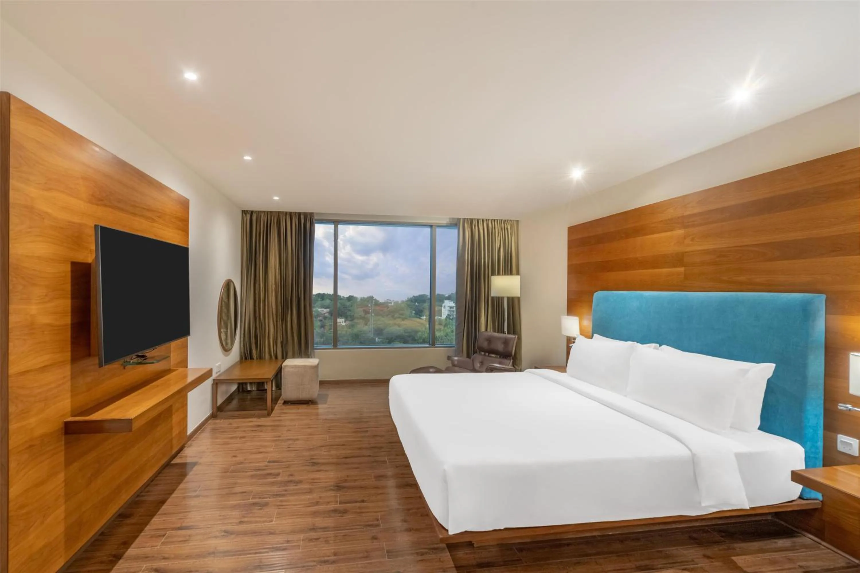 Photo of the whole room, Bed in Radisson Blu Plaza Hotel Hyderabad Banjara Hills