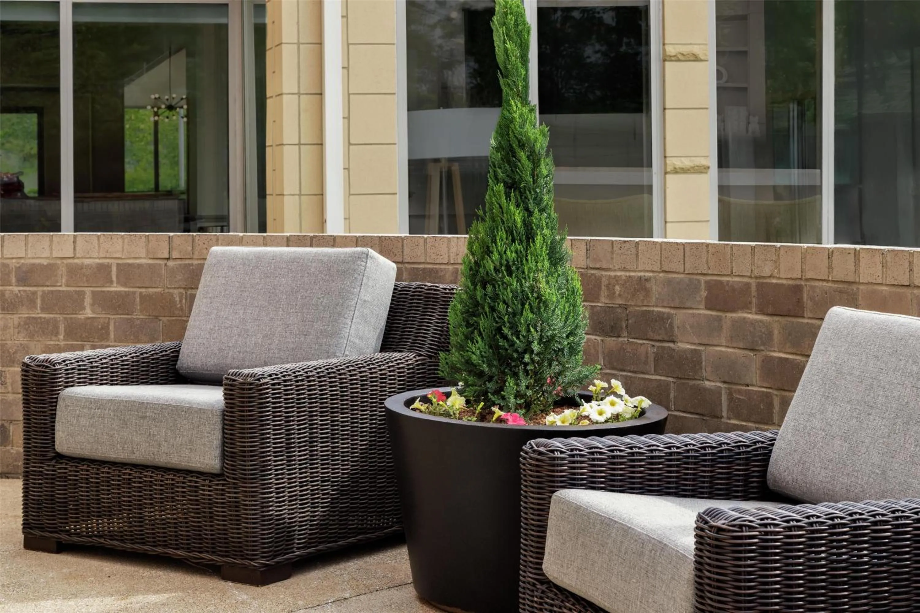 Patio in Hilton Garden Inn Cleveland Airport