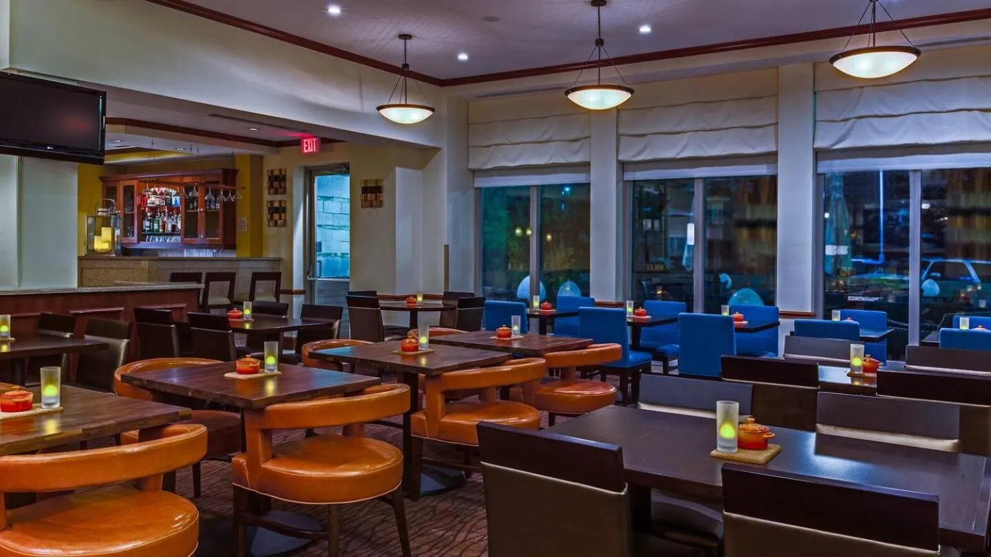 Restaurant/places to eat in Hilton Garden Inn Cleveland Airport