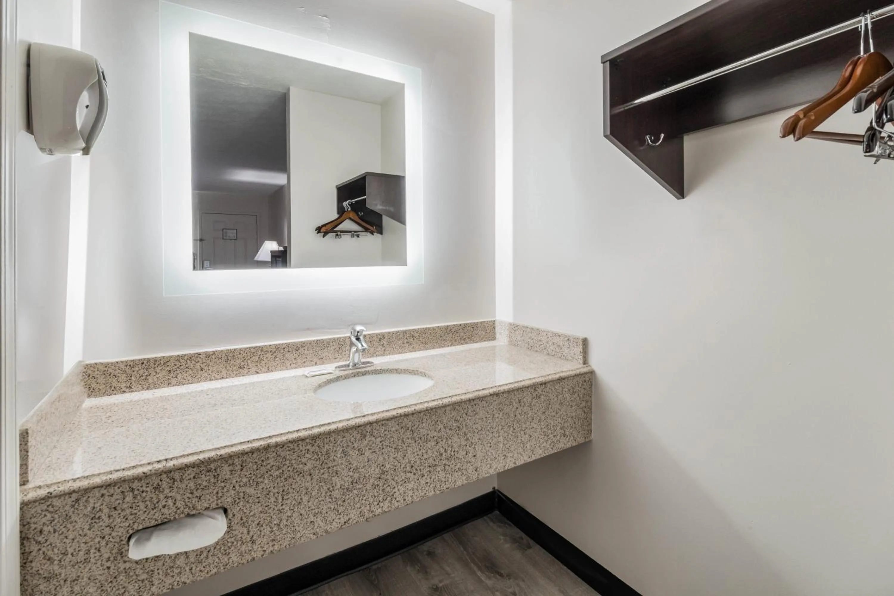 Bathroom in Red Roof Inn Cadiz