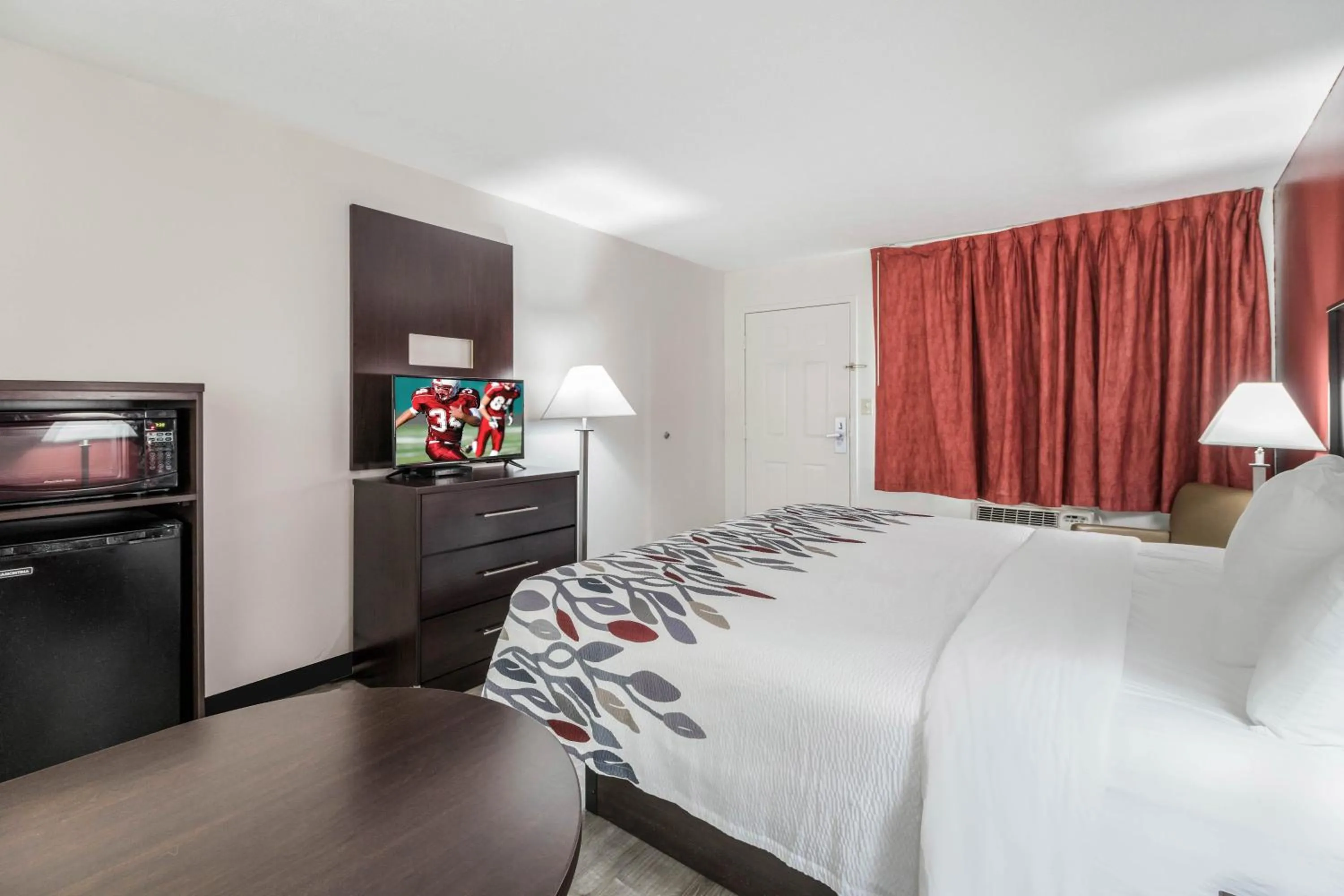 Photo of the whole room, Bed in Red Roof Inn Cadiz