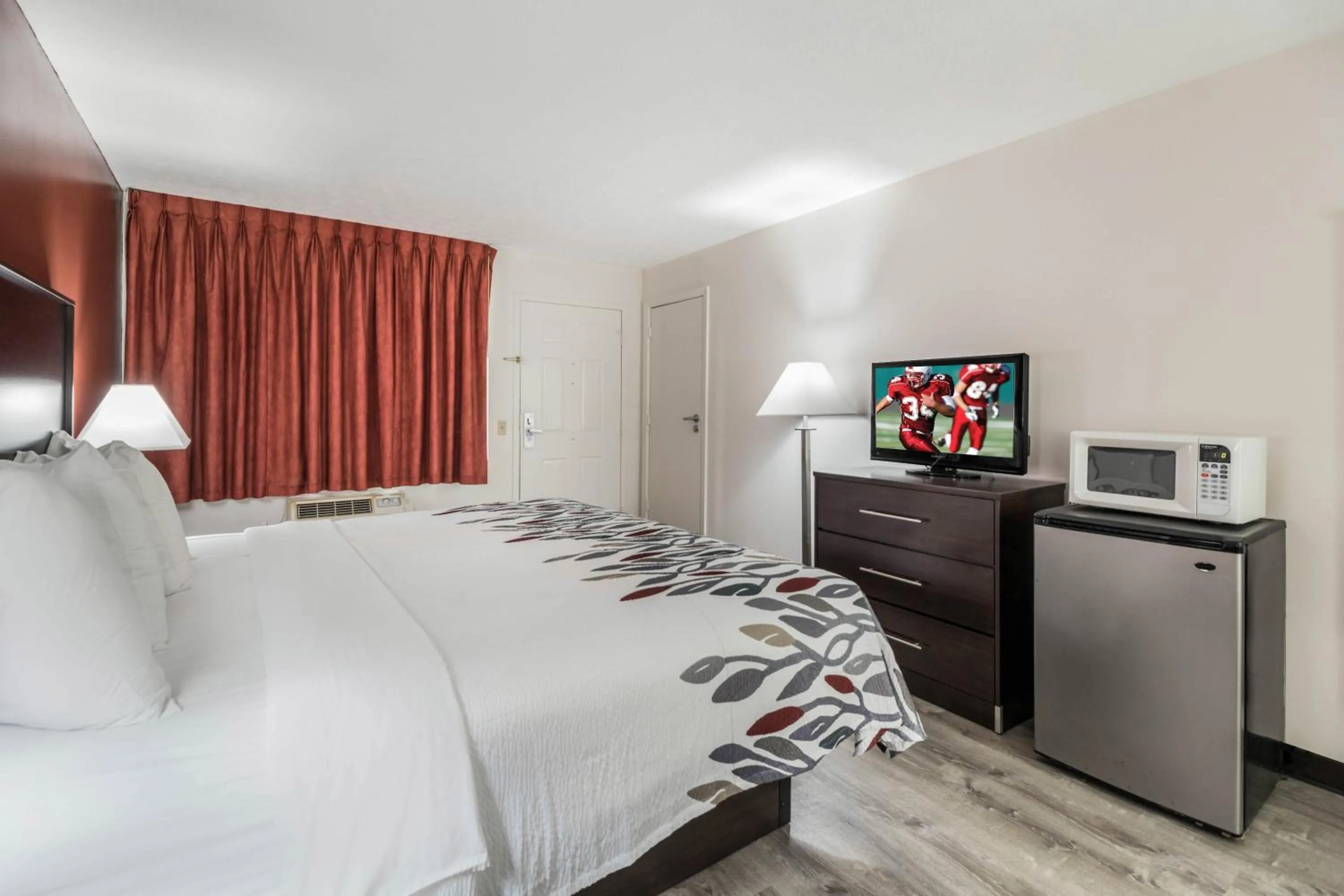 Photo of the whole room, Bed in Red Roof Inn Cadiz