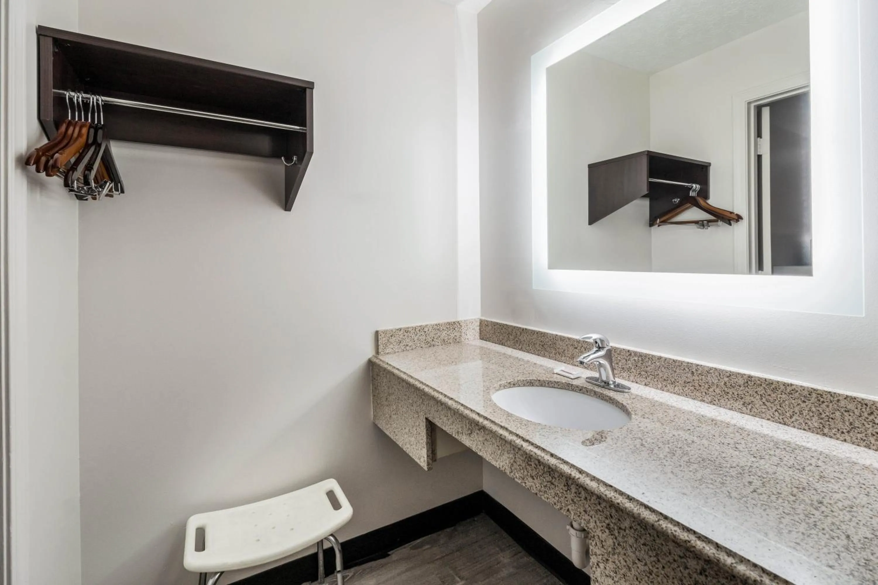 Bathroom in Red Roof Inn Cadiz