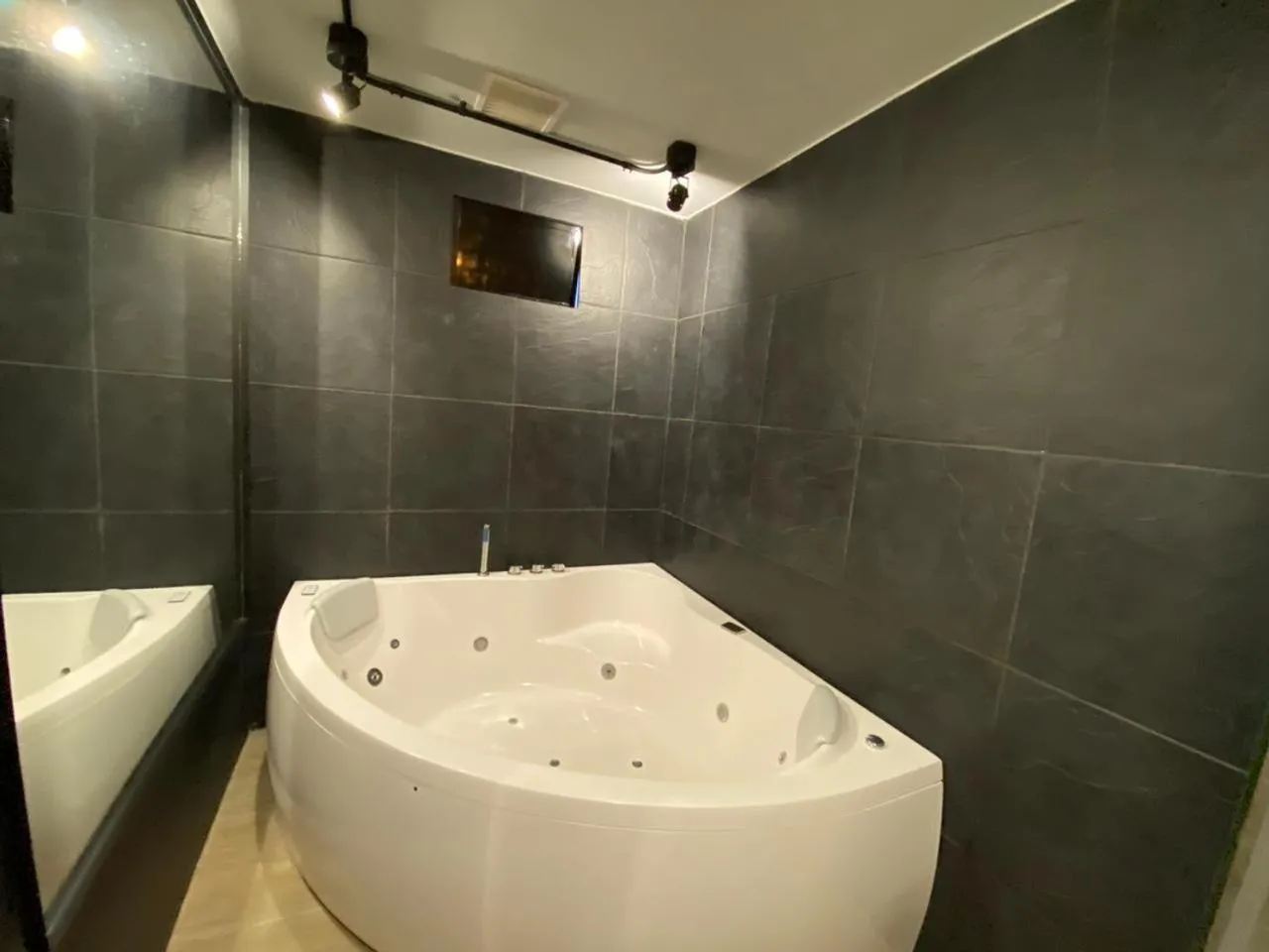 Restaurant/places to eat in Hotel D' Leon