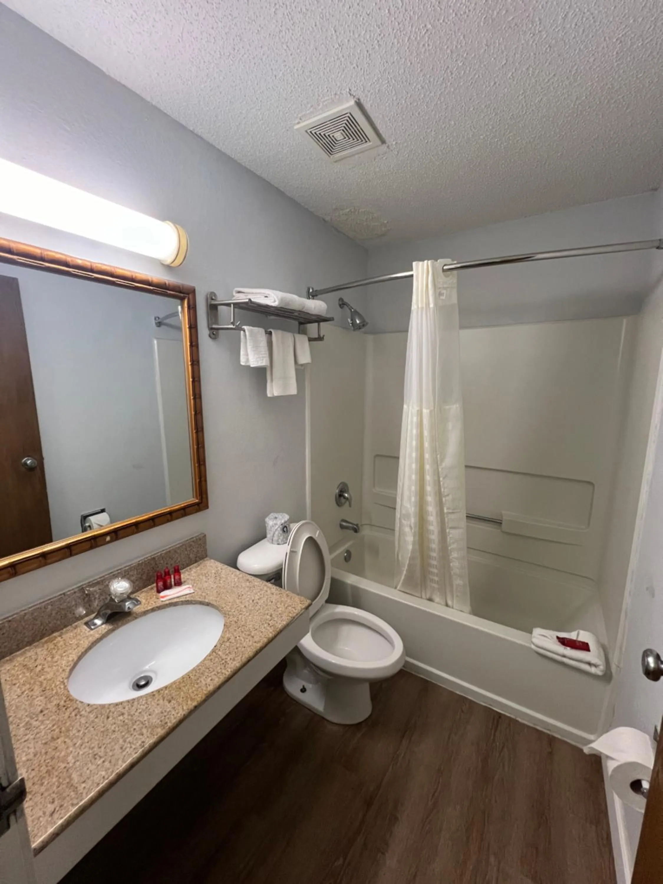 Shower, Bathroom in Economy 7 Inn