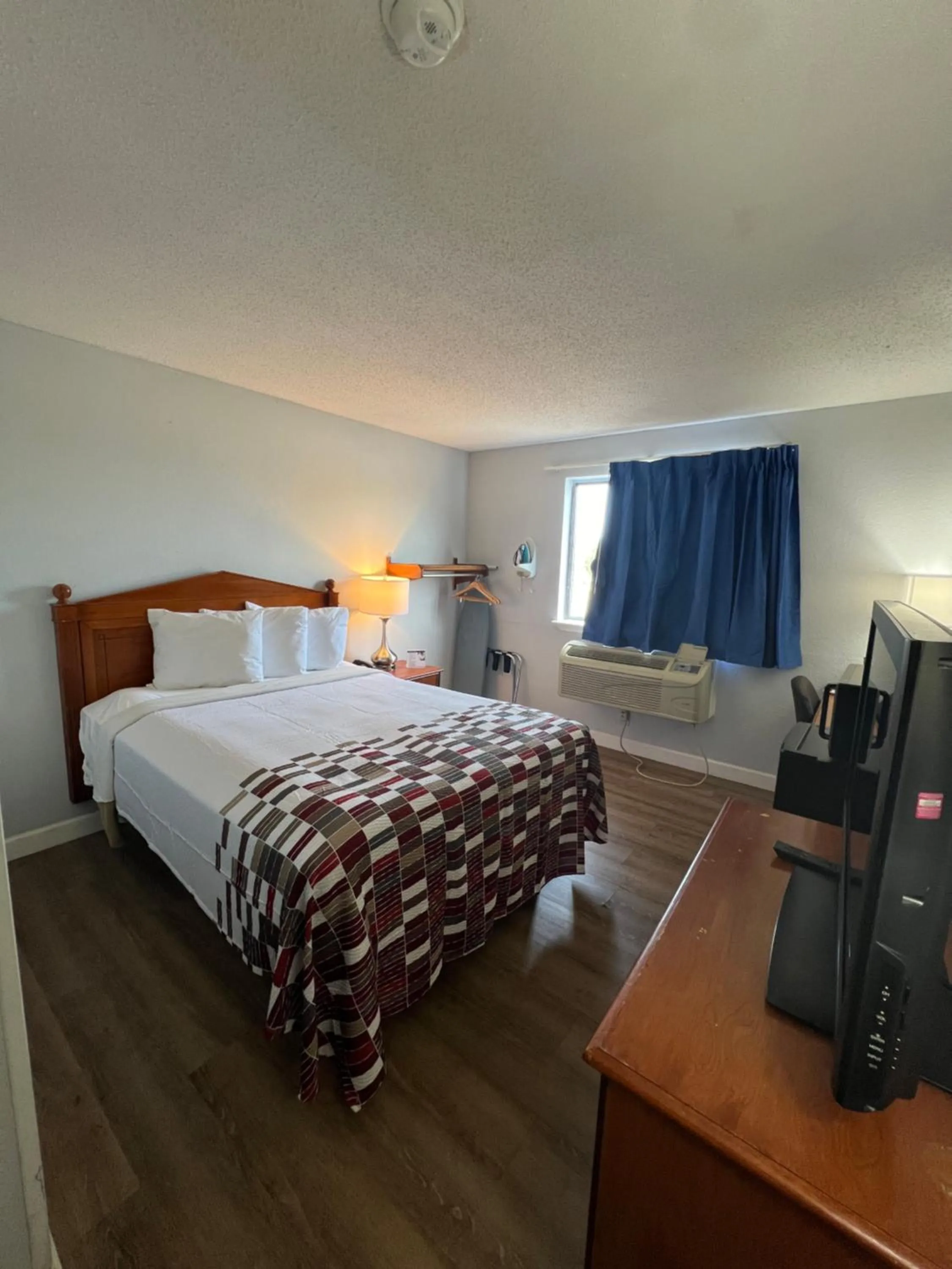 Bed in Economy 7 Inn