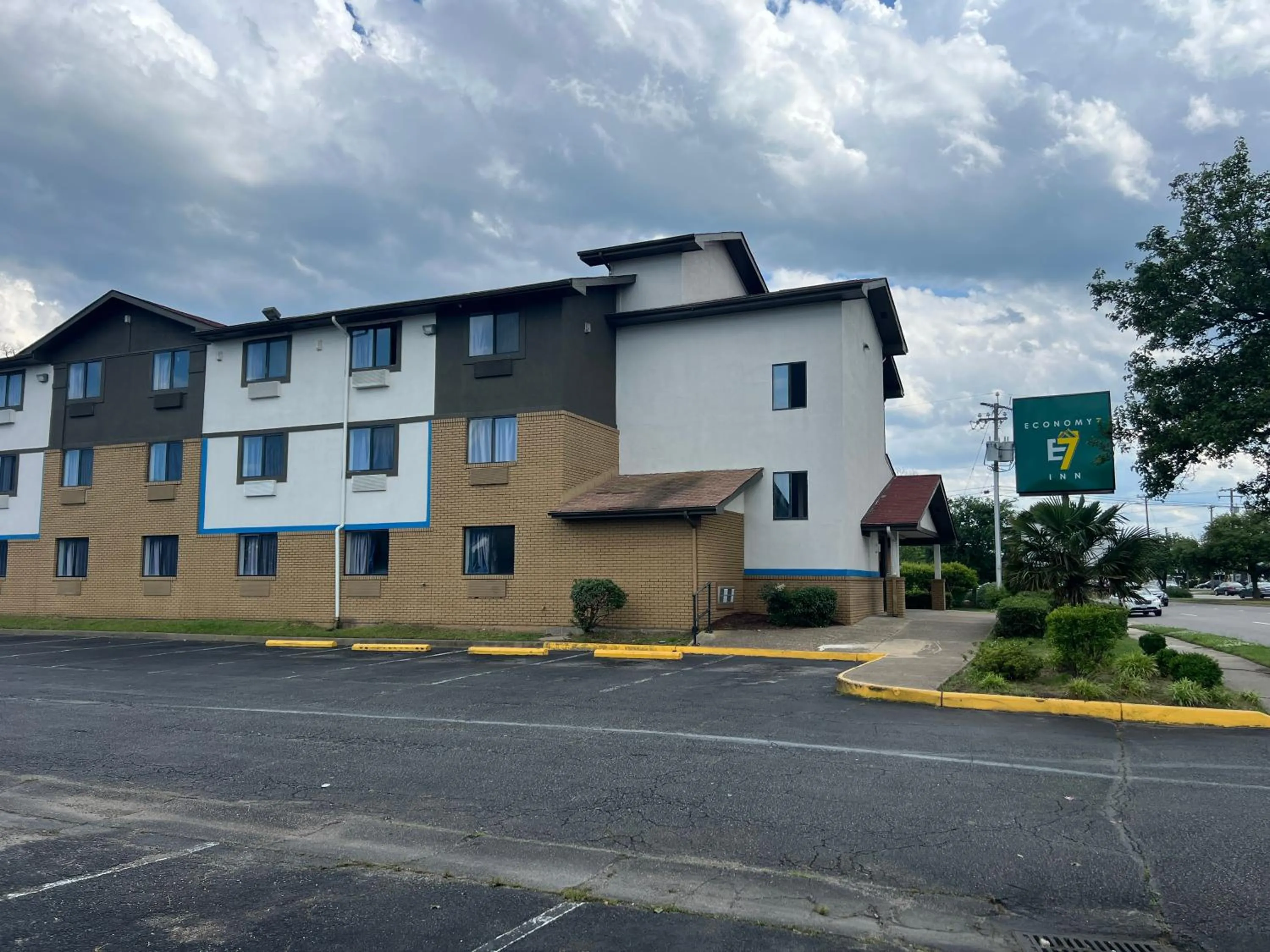 Property Building in Economy 7 Inn