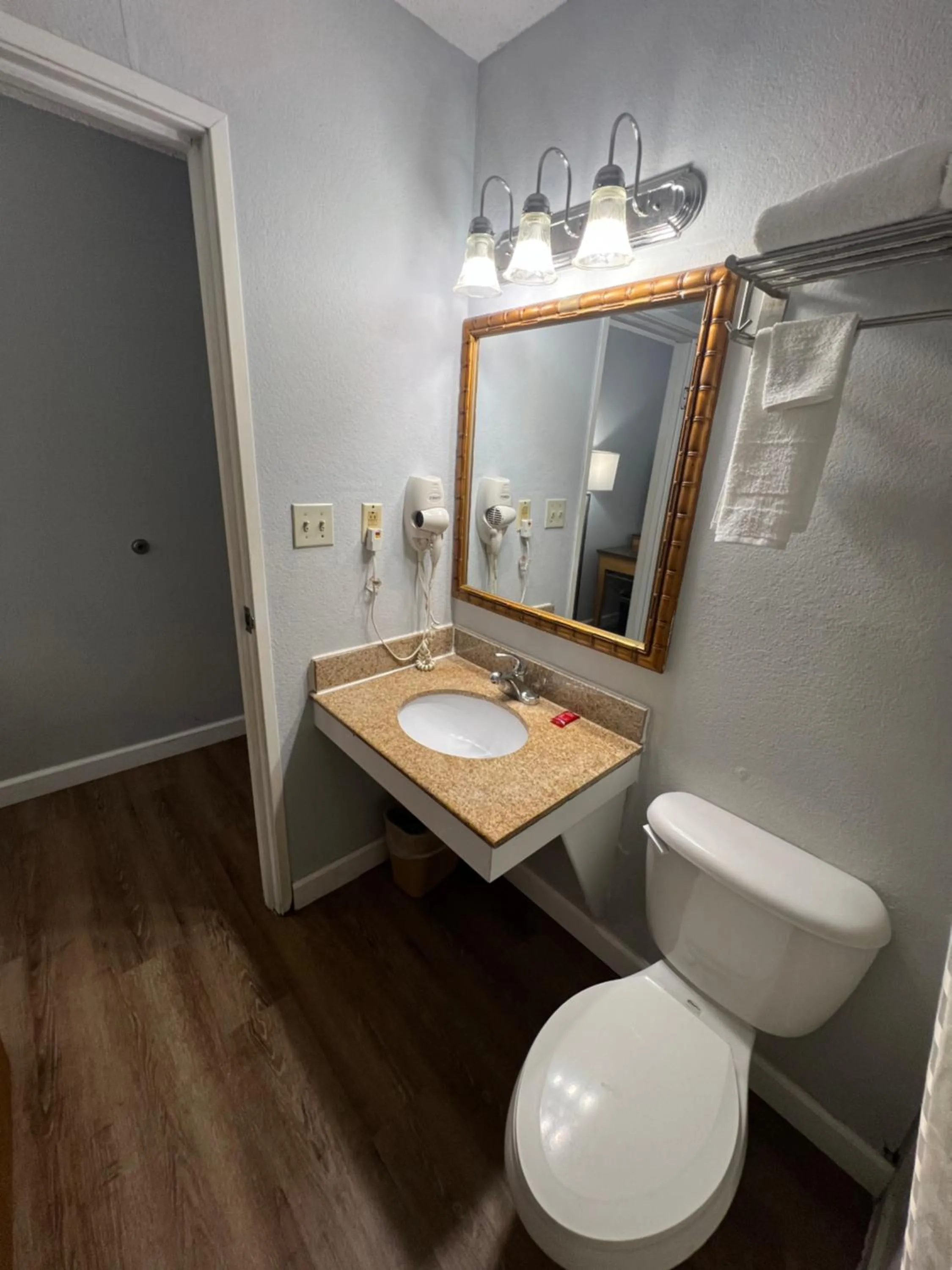 Toilet, Bathroom in Economy 7 Inn