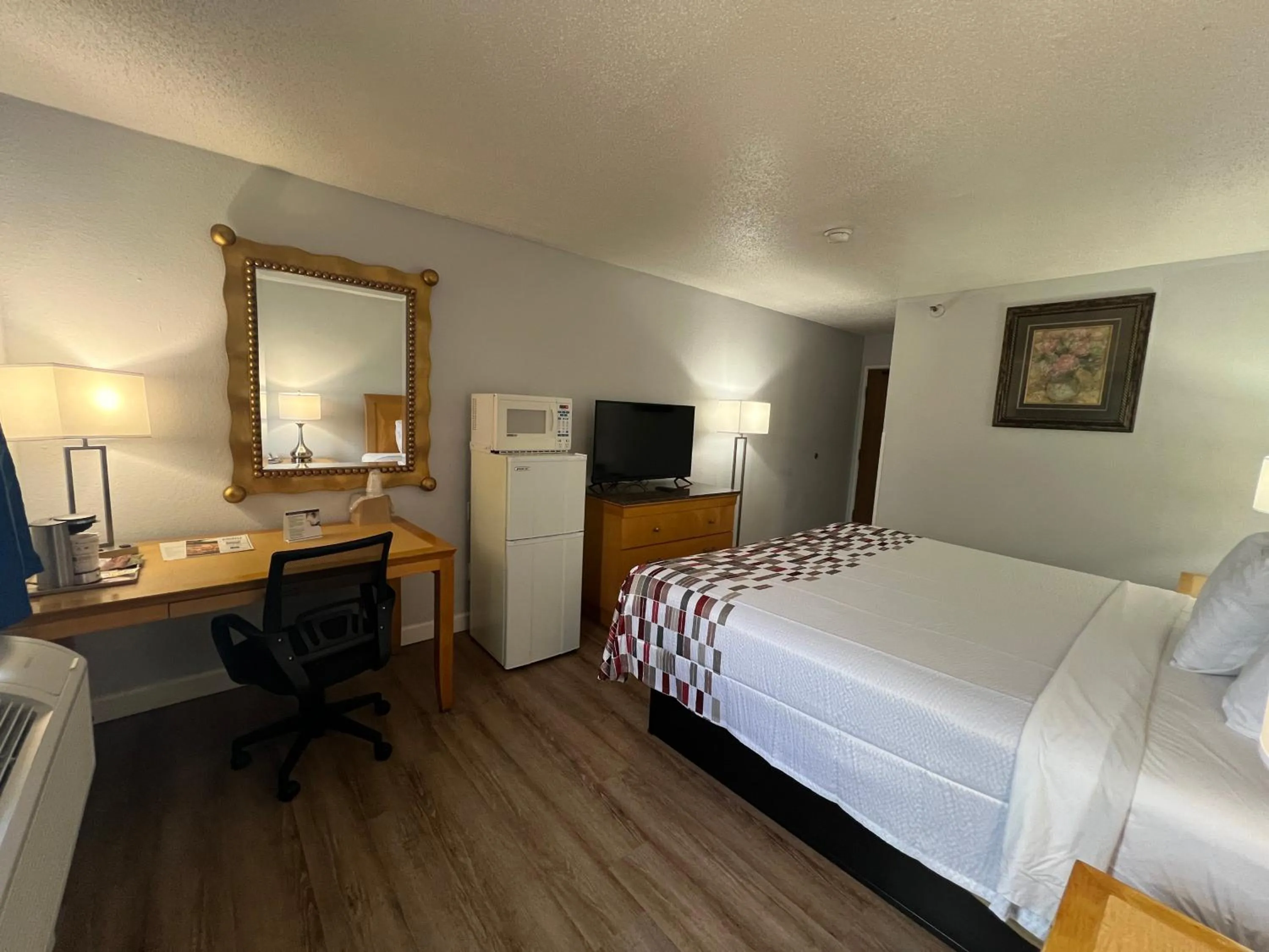 Photo of the whole room in Economy 7 Inn