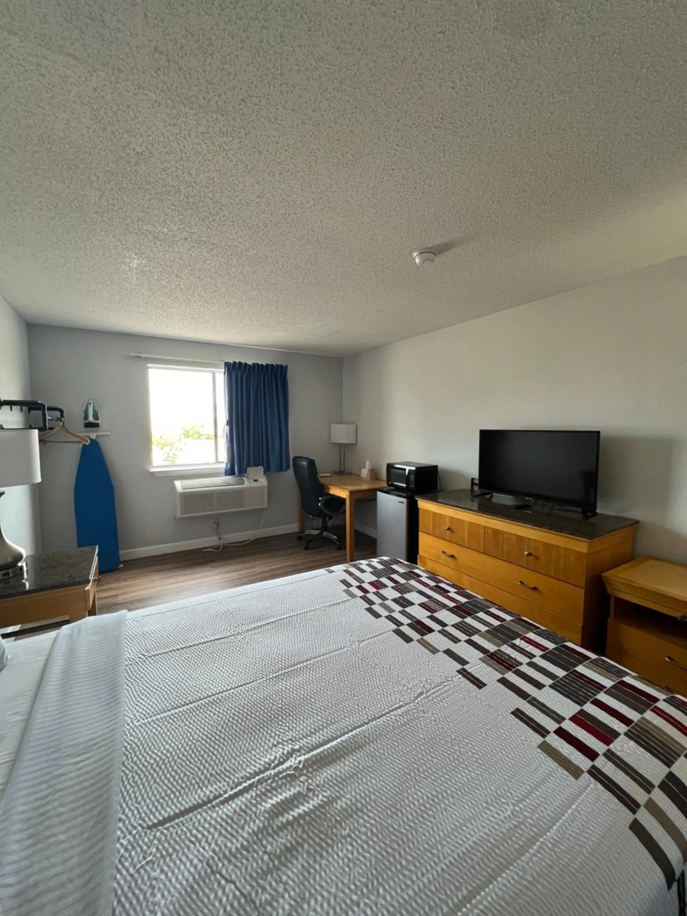 Bed, TV/Entertainment Center in Economy 7 Inn