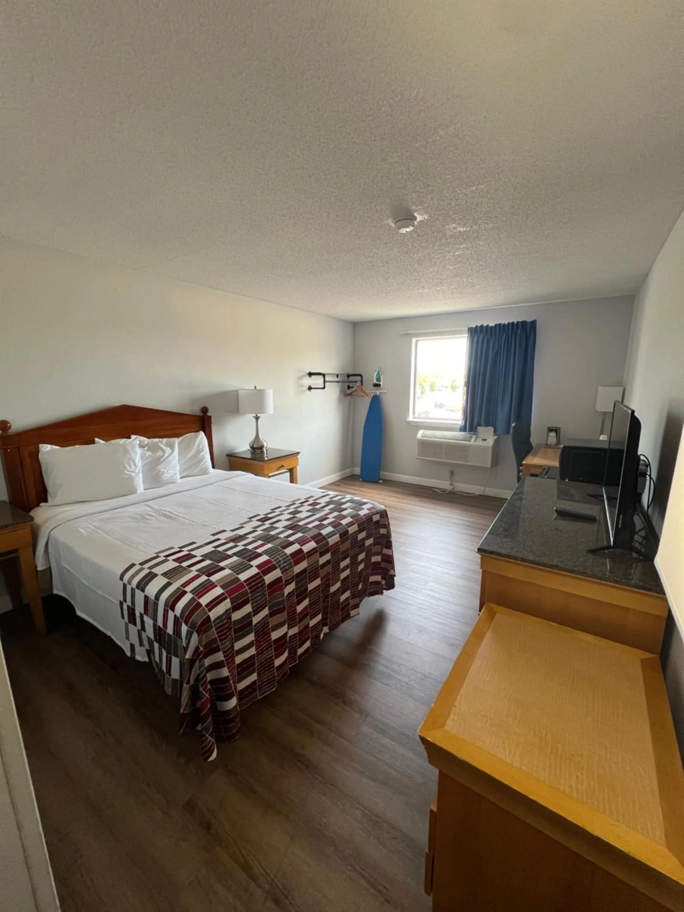 Photo of the whole room in Economy 7 Inn