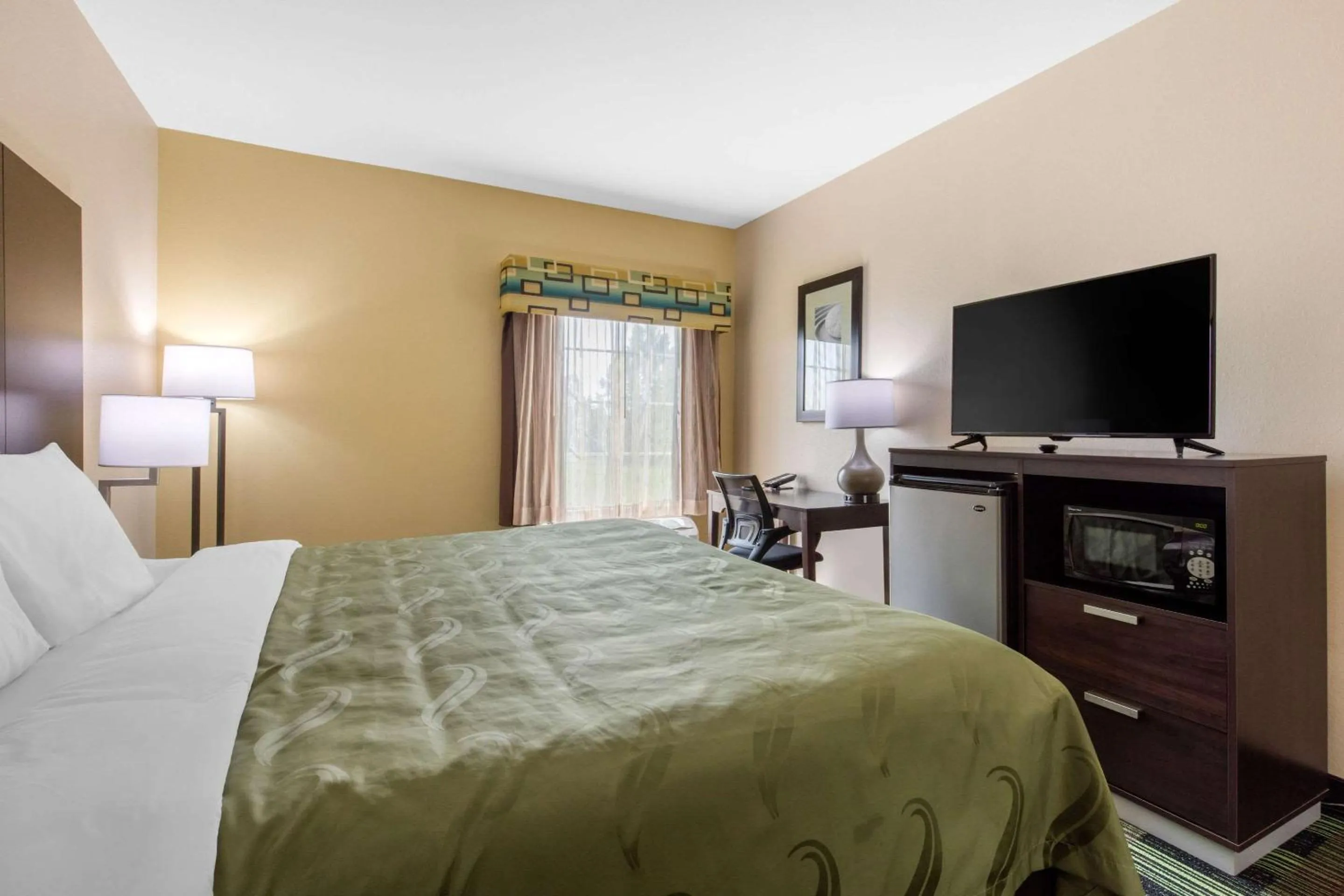 Photo of the whole room, Bed in Quality Inn Cadiz