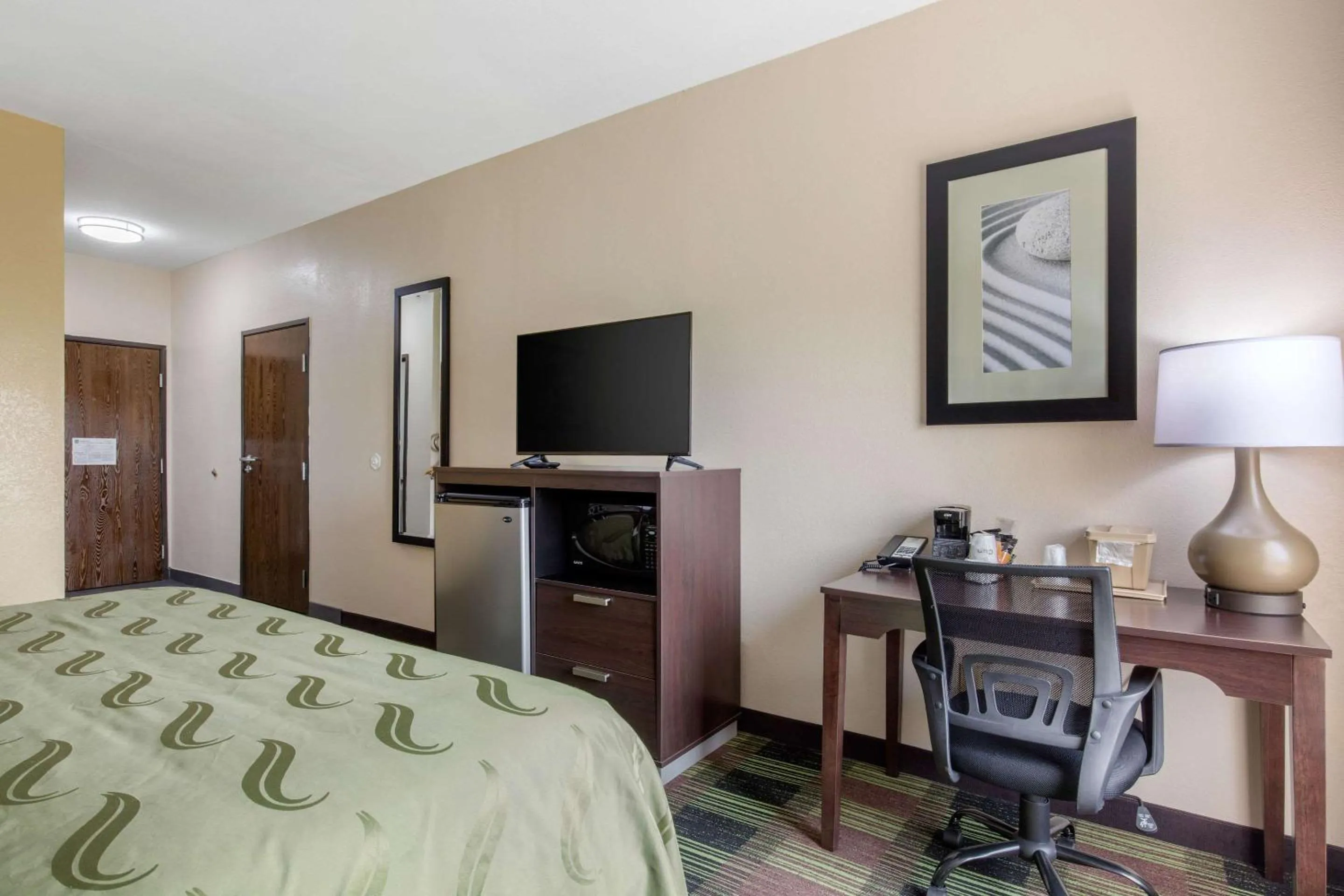 Photo of the whole room, Bed in Quality Inn Cadiz