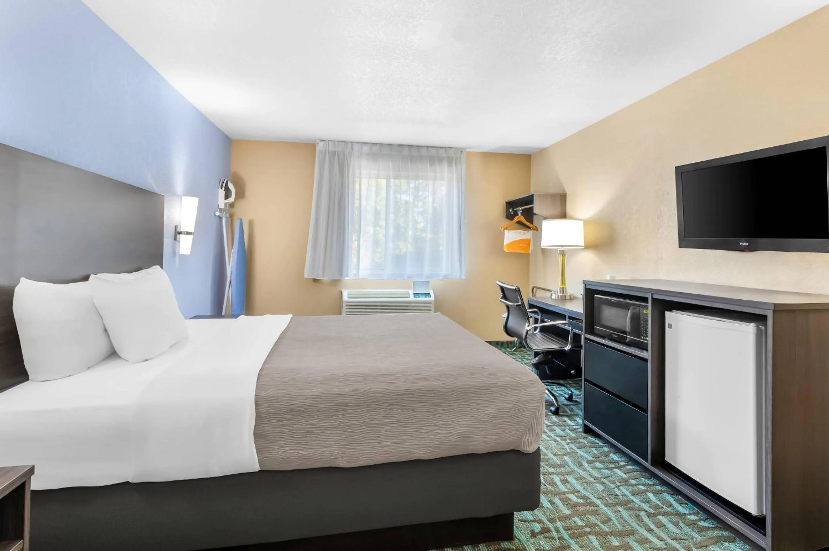 Bedroom, Bed in Quality Inn Johnstown