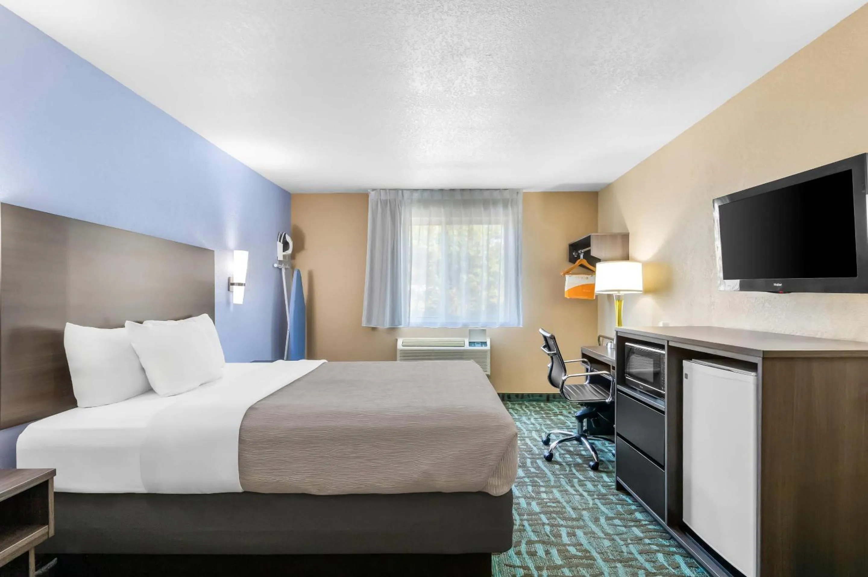 Bedroom, Bed in Quality Inn Johnstown