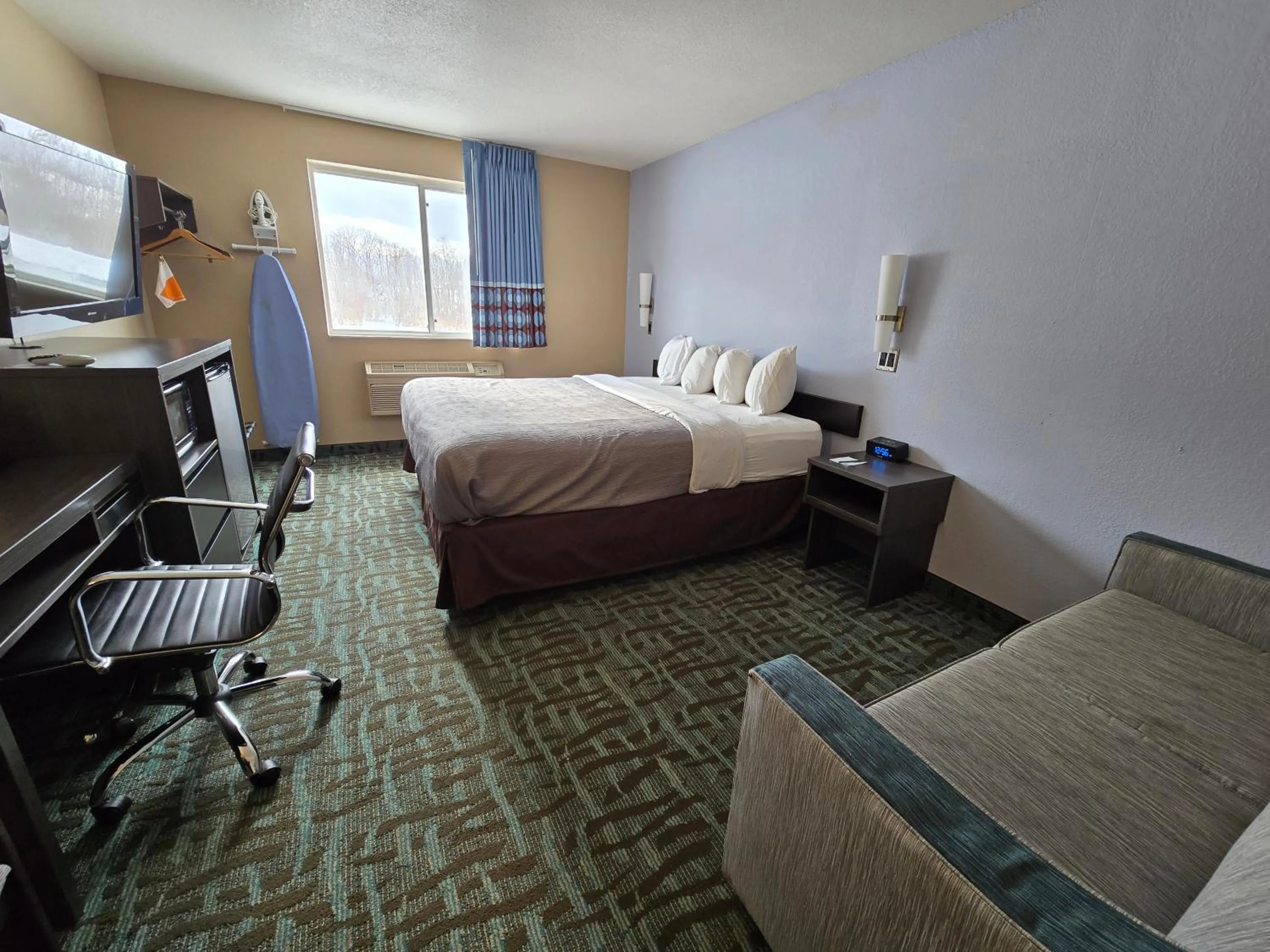 Photo of the whole room, Bed in Super 8 by Wyndham Johnstown
