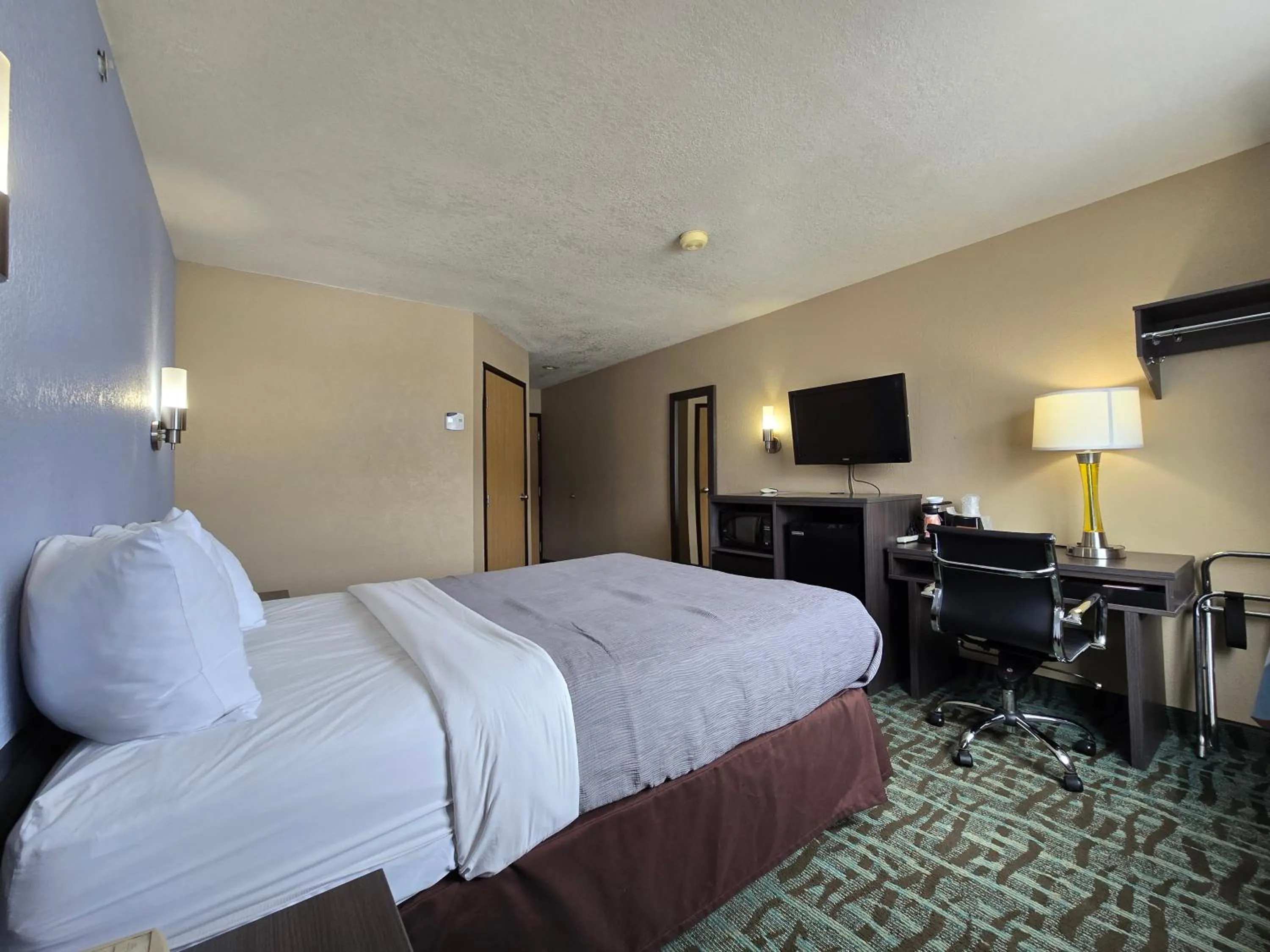 Photo of the whole room, Bed in Super 8 by Wyndham Johnstown