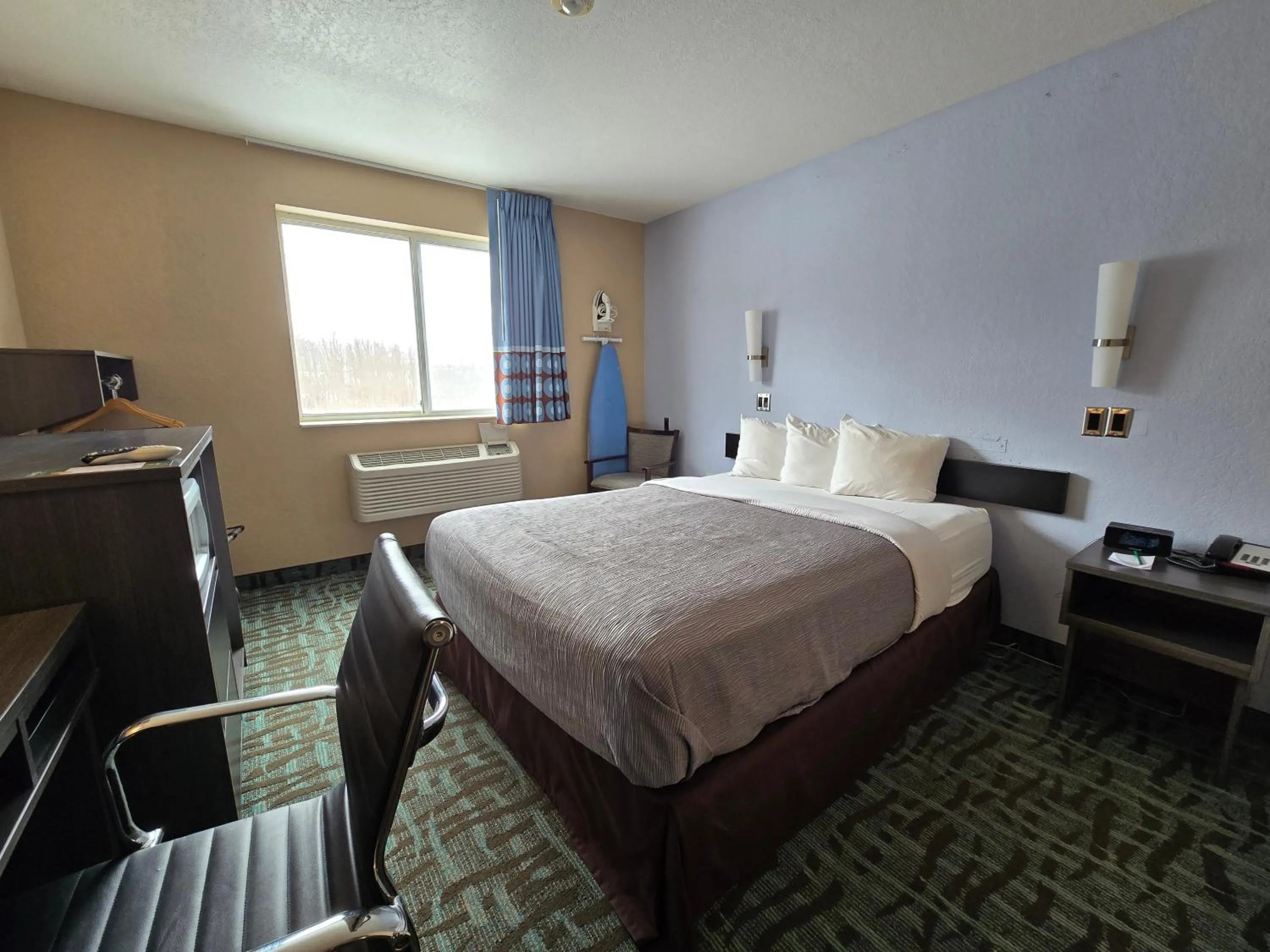 Photo of the whole room, Bed in Super 8 by Wyndham Johnstown