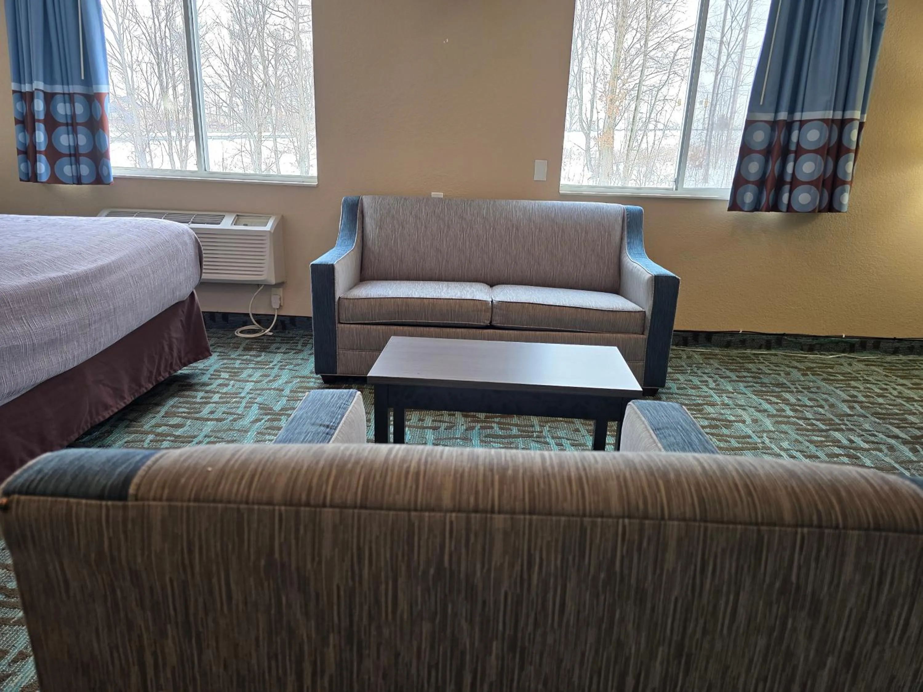 Seating area, Bed in Super 8 by Wyndham Johnstown