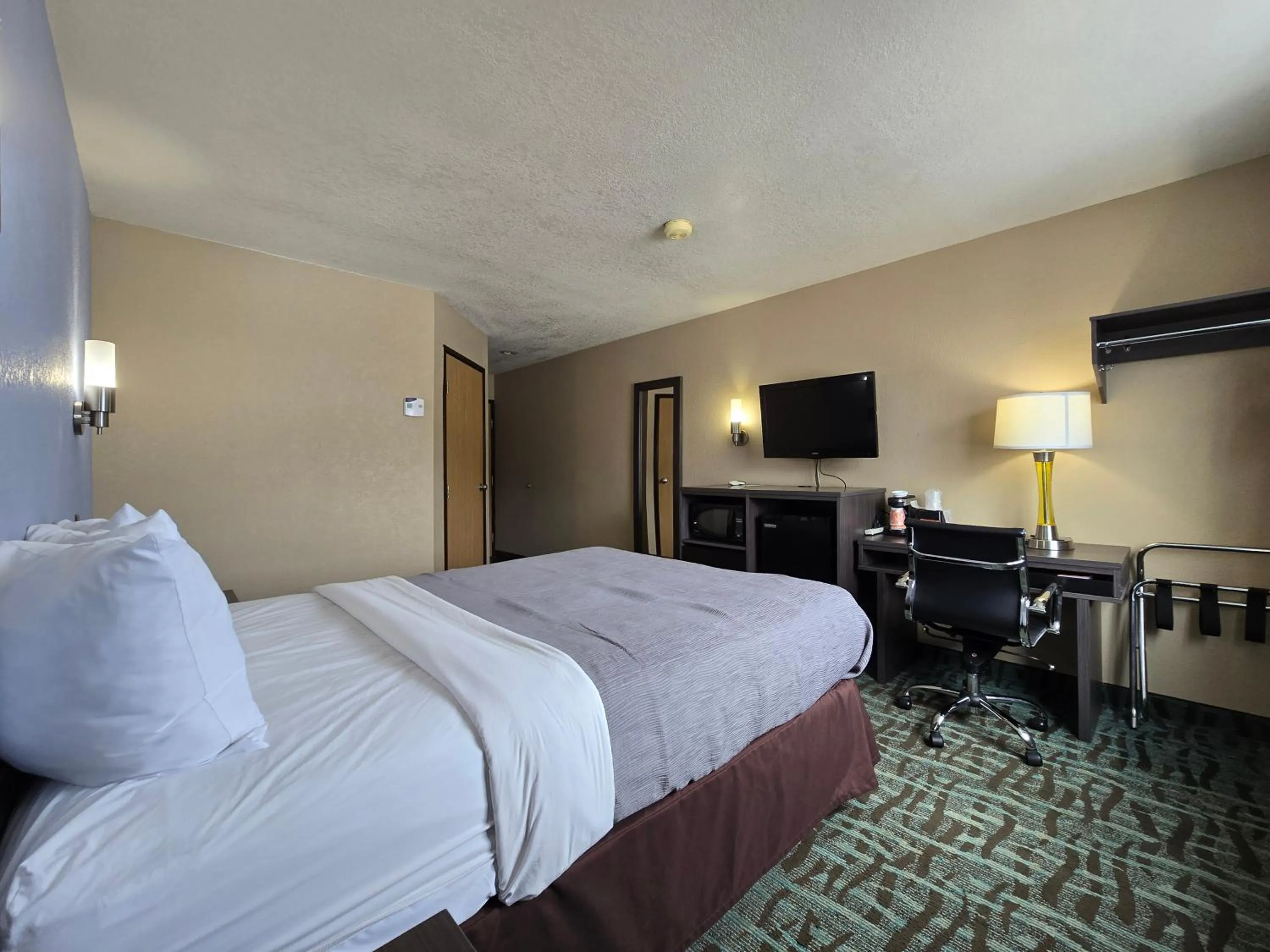Photo of the whole room, Bed in Super 8 by Wyndham Johnstown