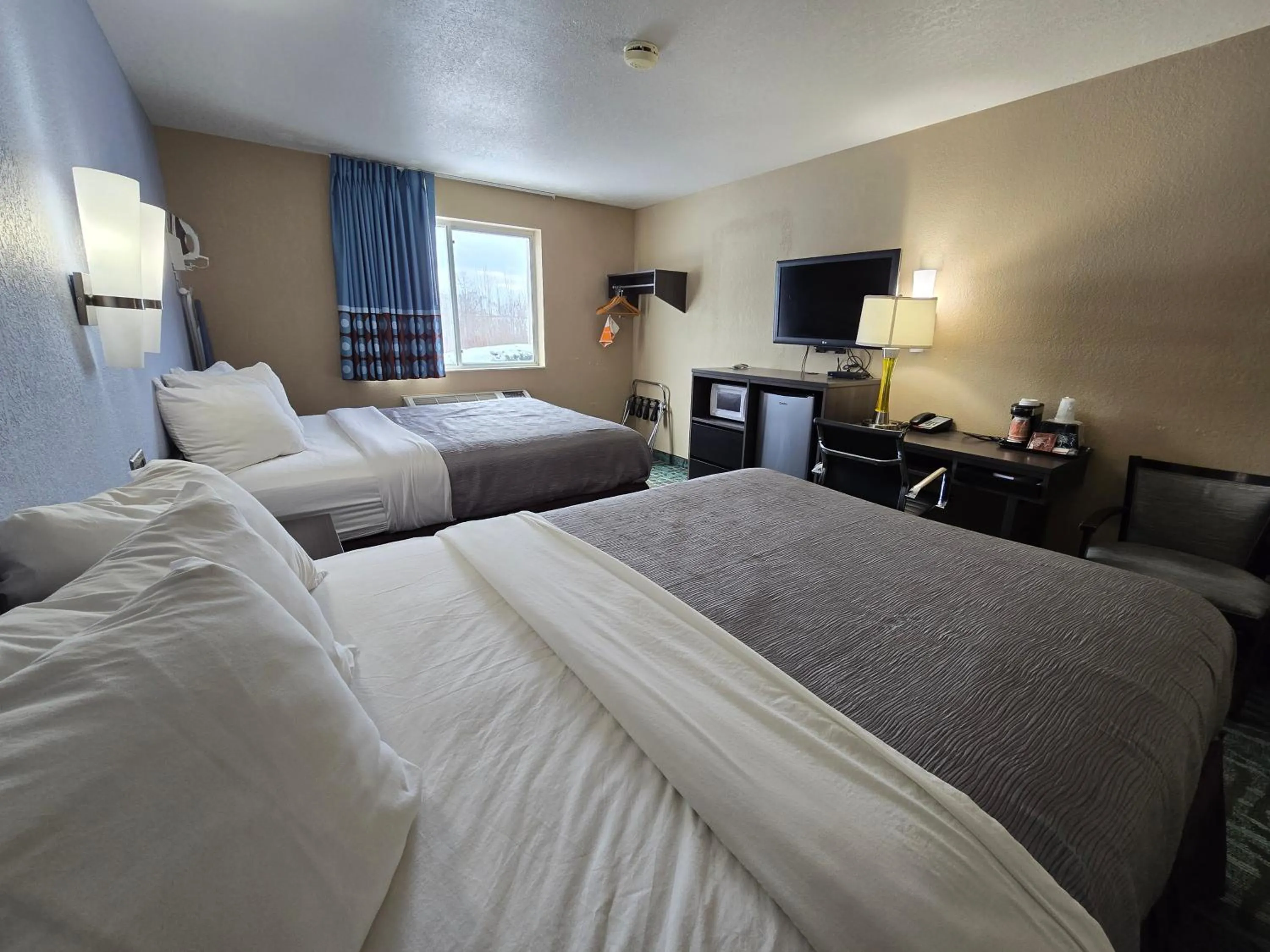 Photo of the whole room, Bed in Super 8 by Wyndham Johnstown