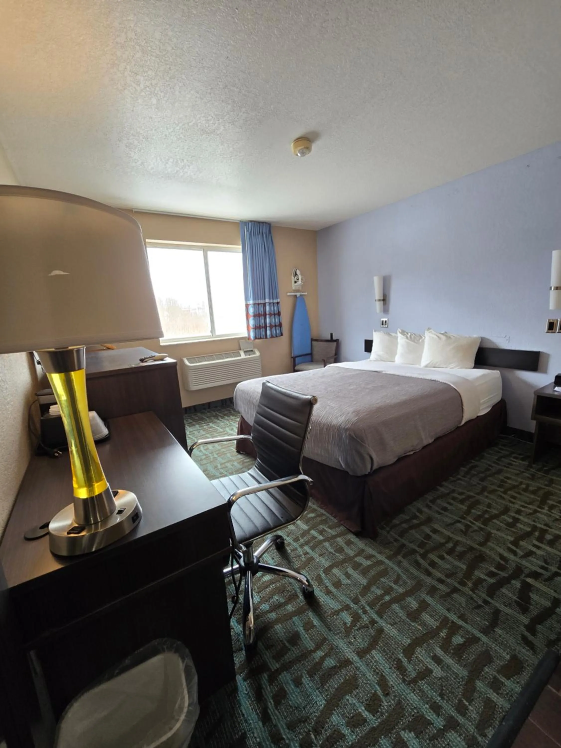 Photo of the whole room, Bed in Super 8 by Wyndham Johnstown