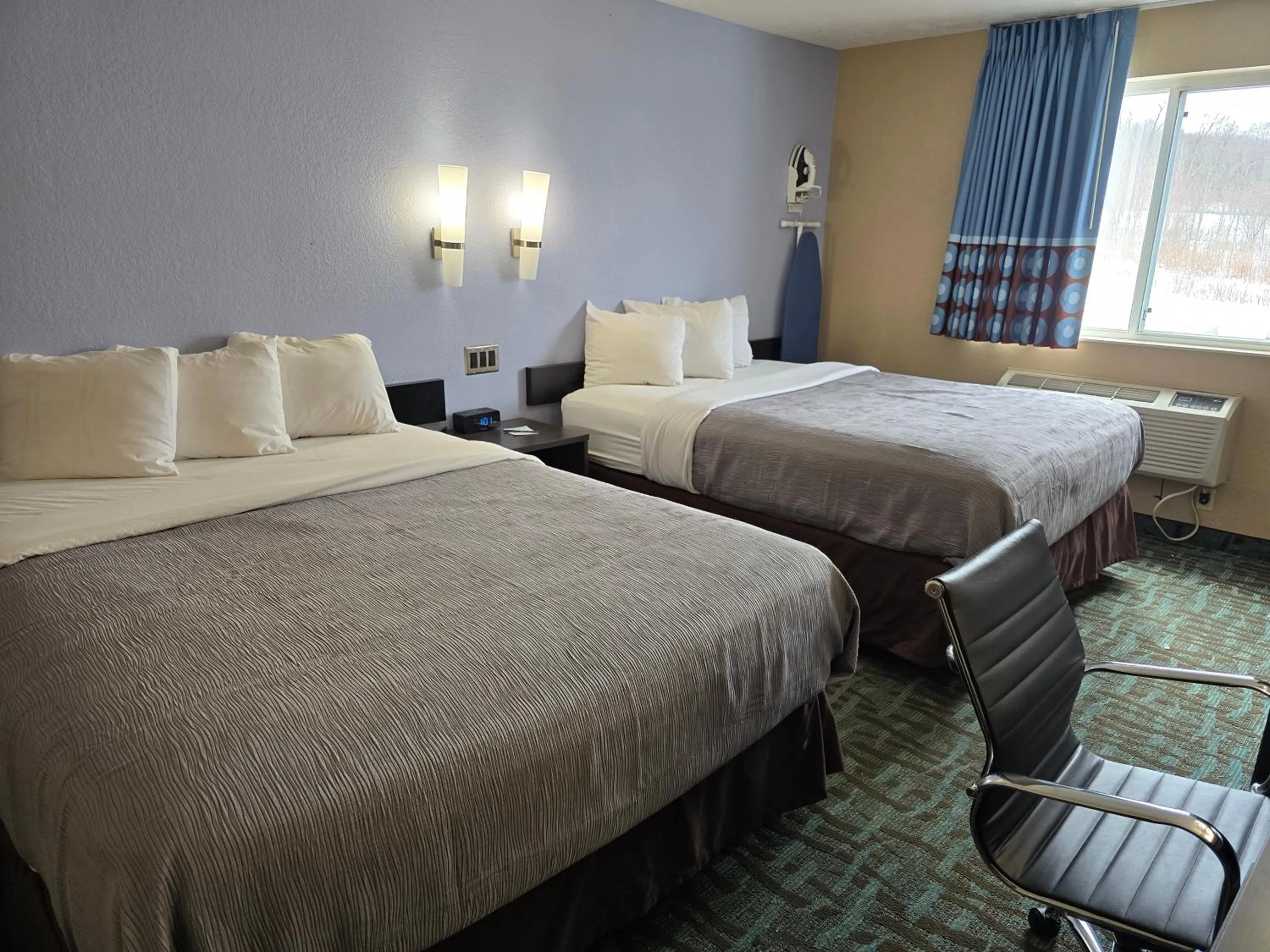 Bed in Super 8 by Wyndham Johnstown