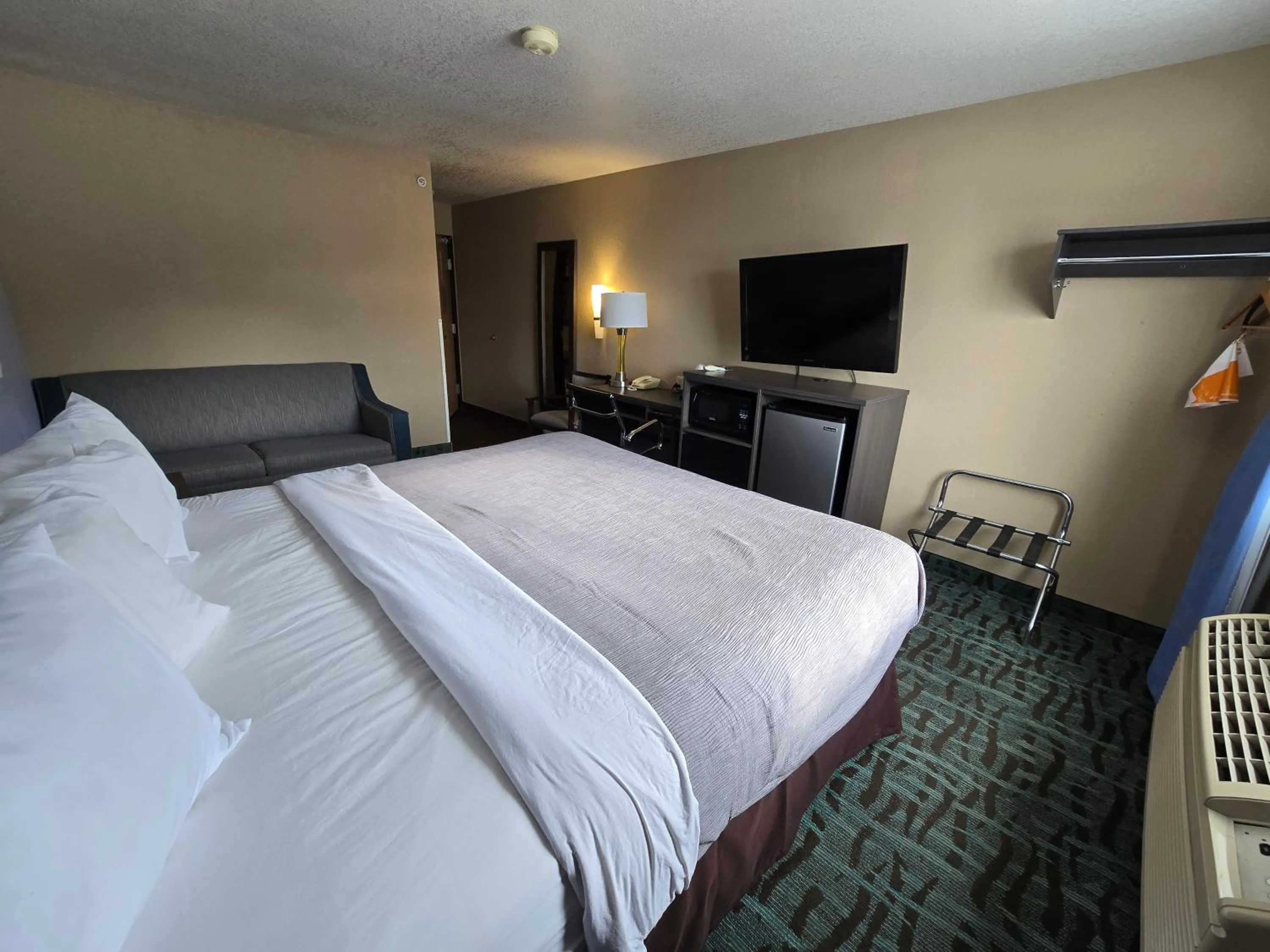 Photo of the whole room, Bed in Super 8 by Wyndham Johnstown