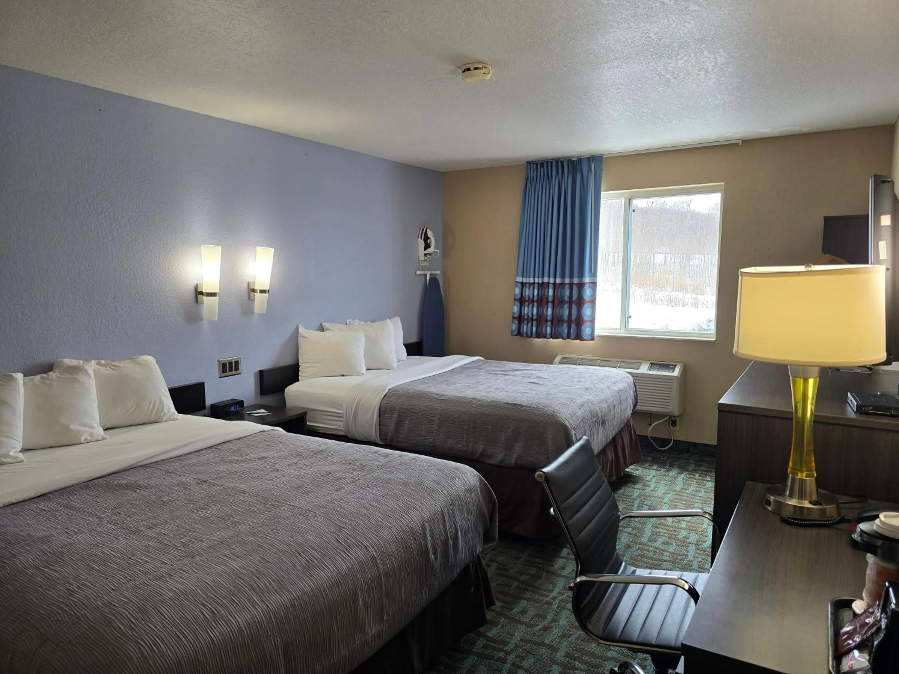 Photo of the whole room, Bed in Super 8 by Wyndham Johnstown