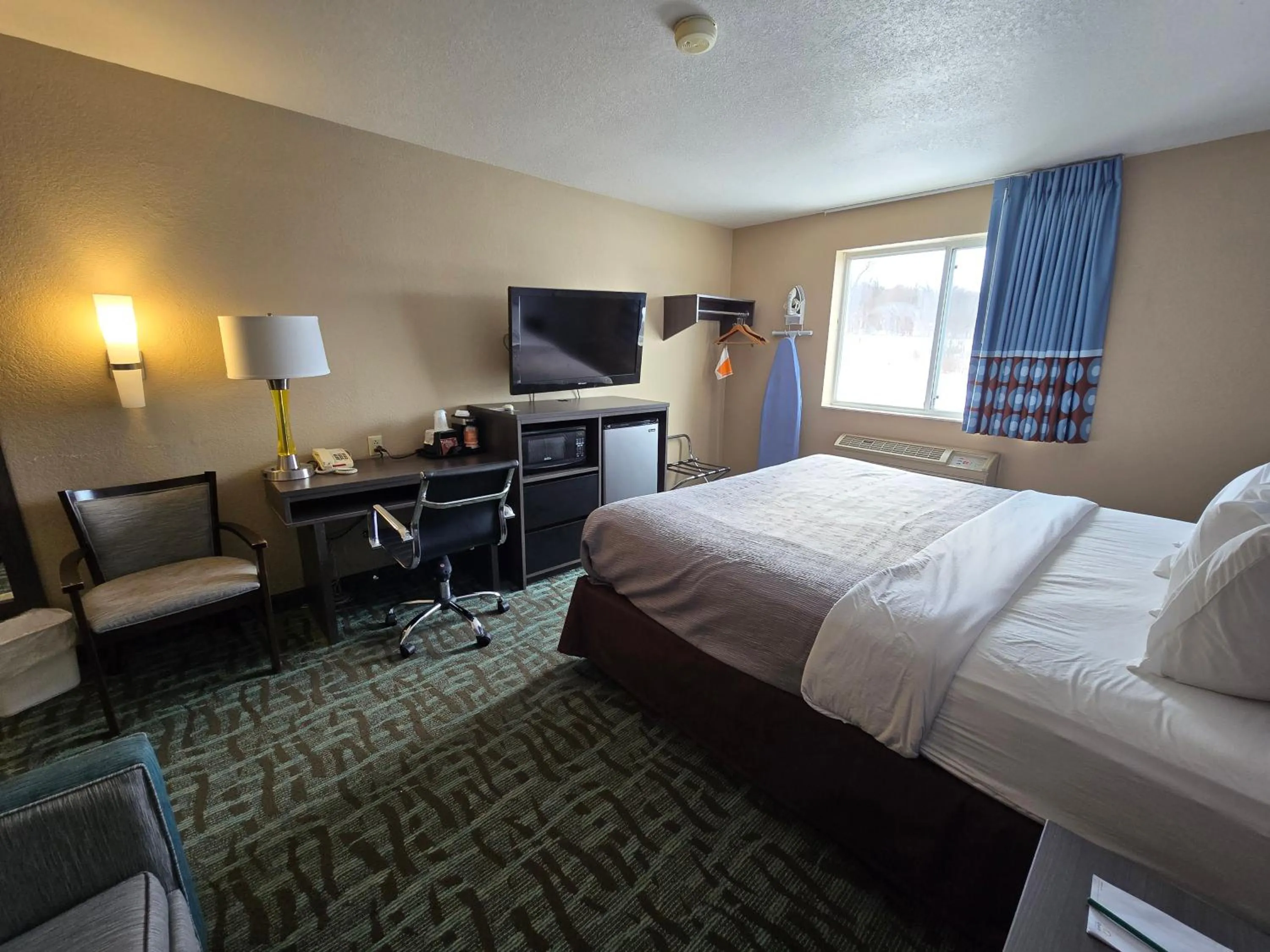 Photo of the whole room, Bed in Super 8 by Wyndham Johnstown