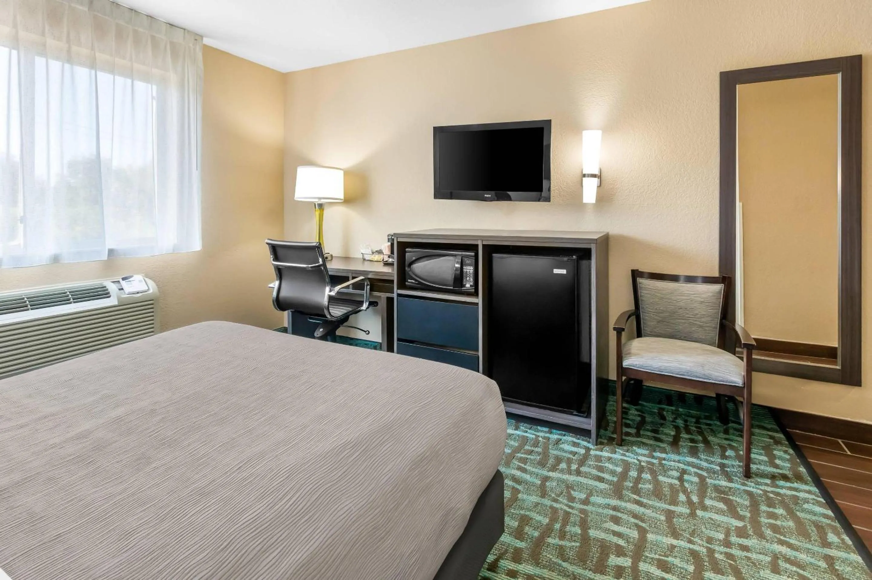 Bedroom, Bed in Quality Inn Johnstown