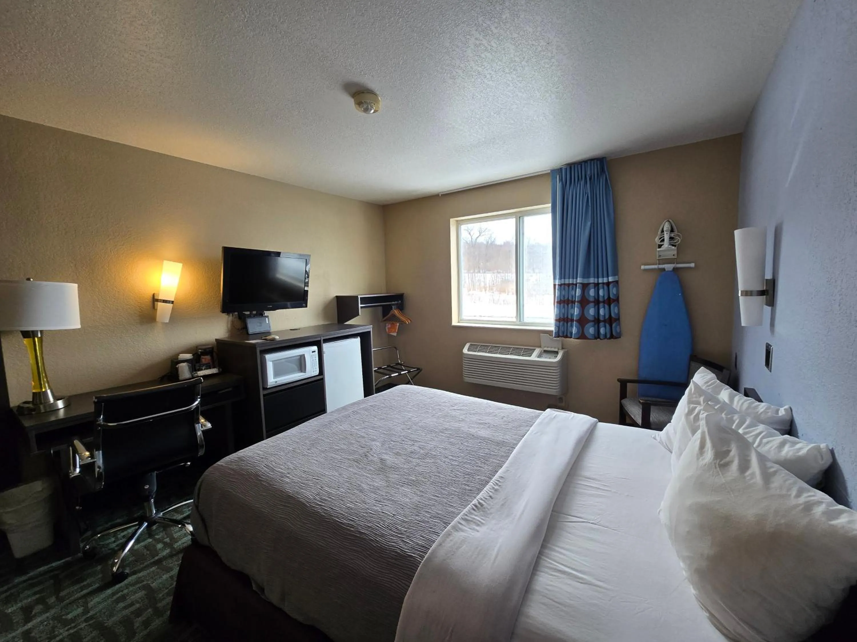 Photo of the whole room, Bed in Super 8 by Wyndham Johnstown