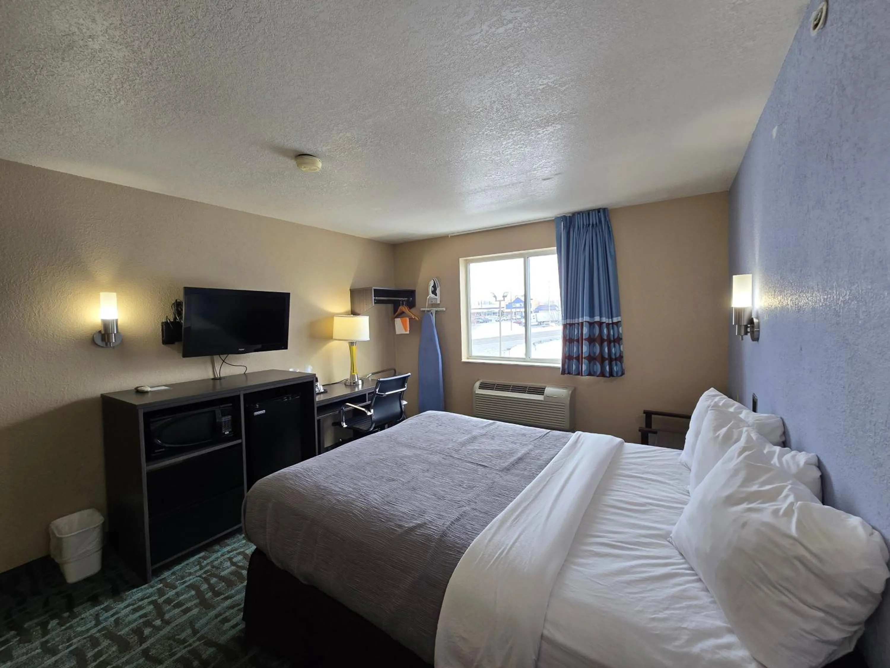 Photo of the whole room, Bed in Super 8 by Wyndham Johnstown