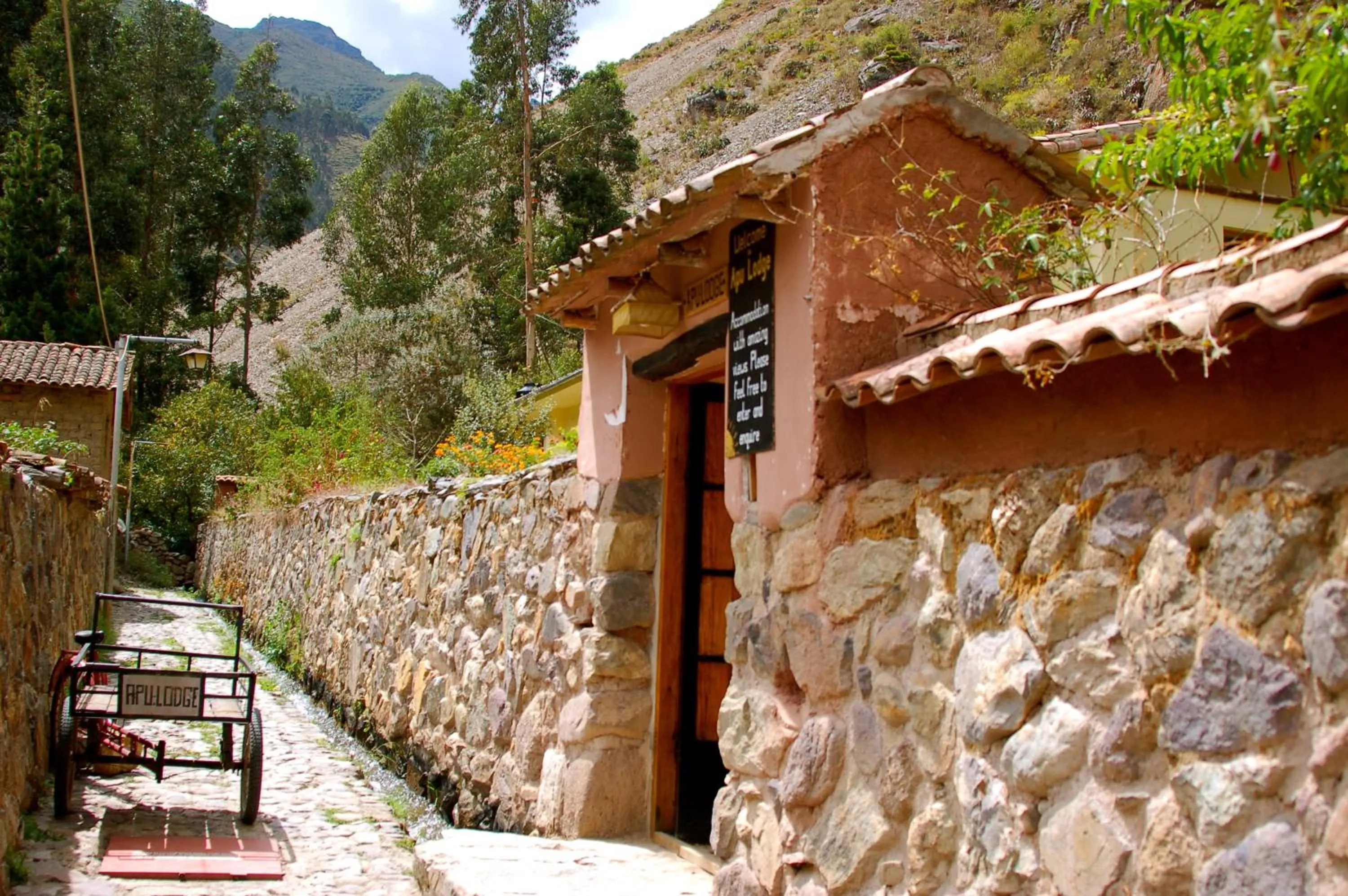 Facade/entrance in Apu Lodge