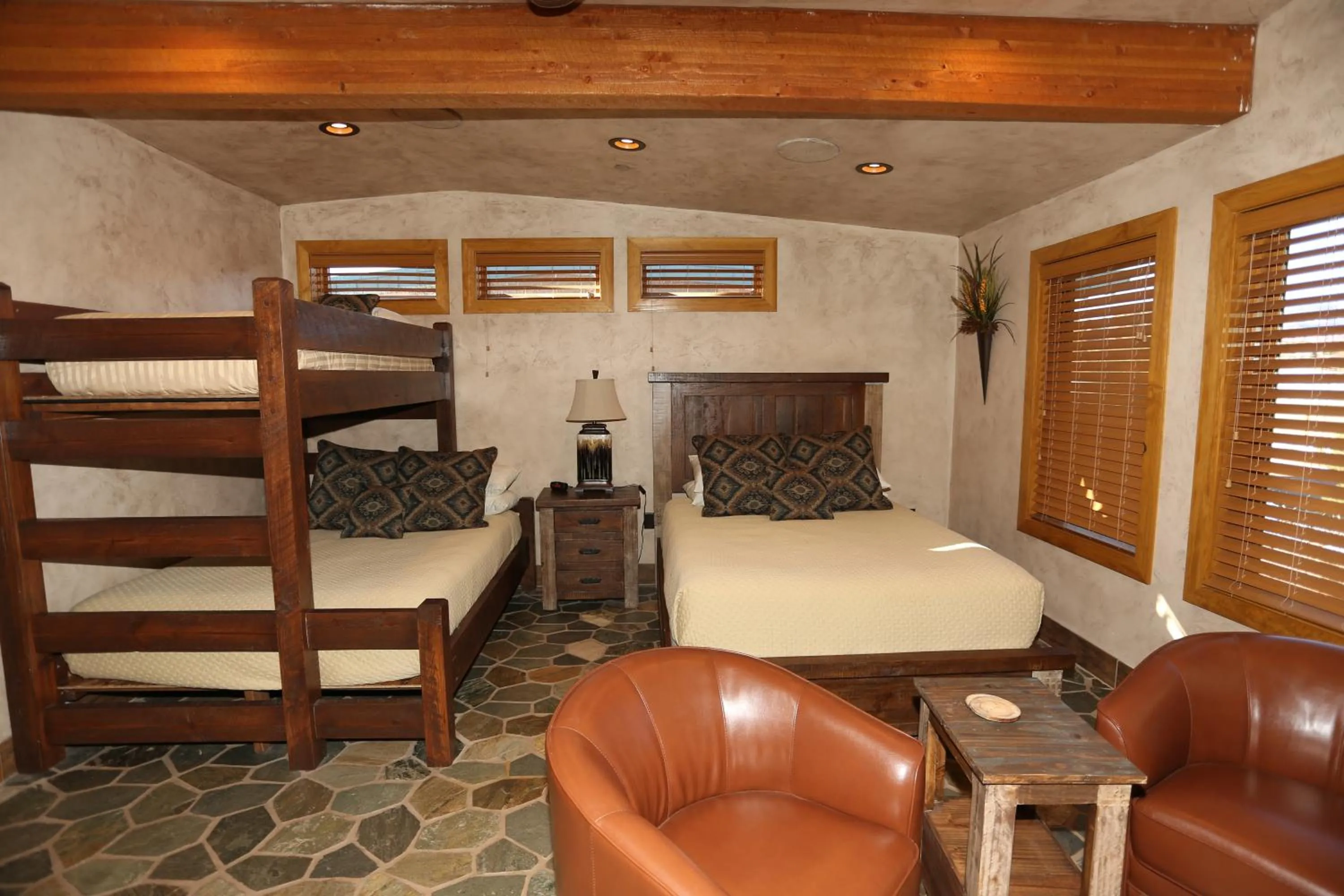 Photo of the whole room, Bed in Cougar Ridge Resort