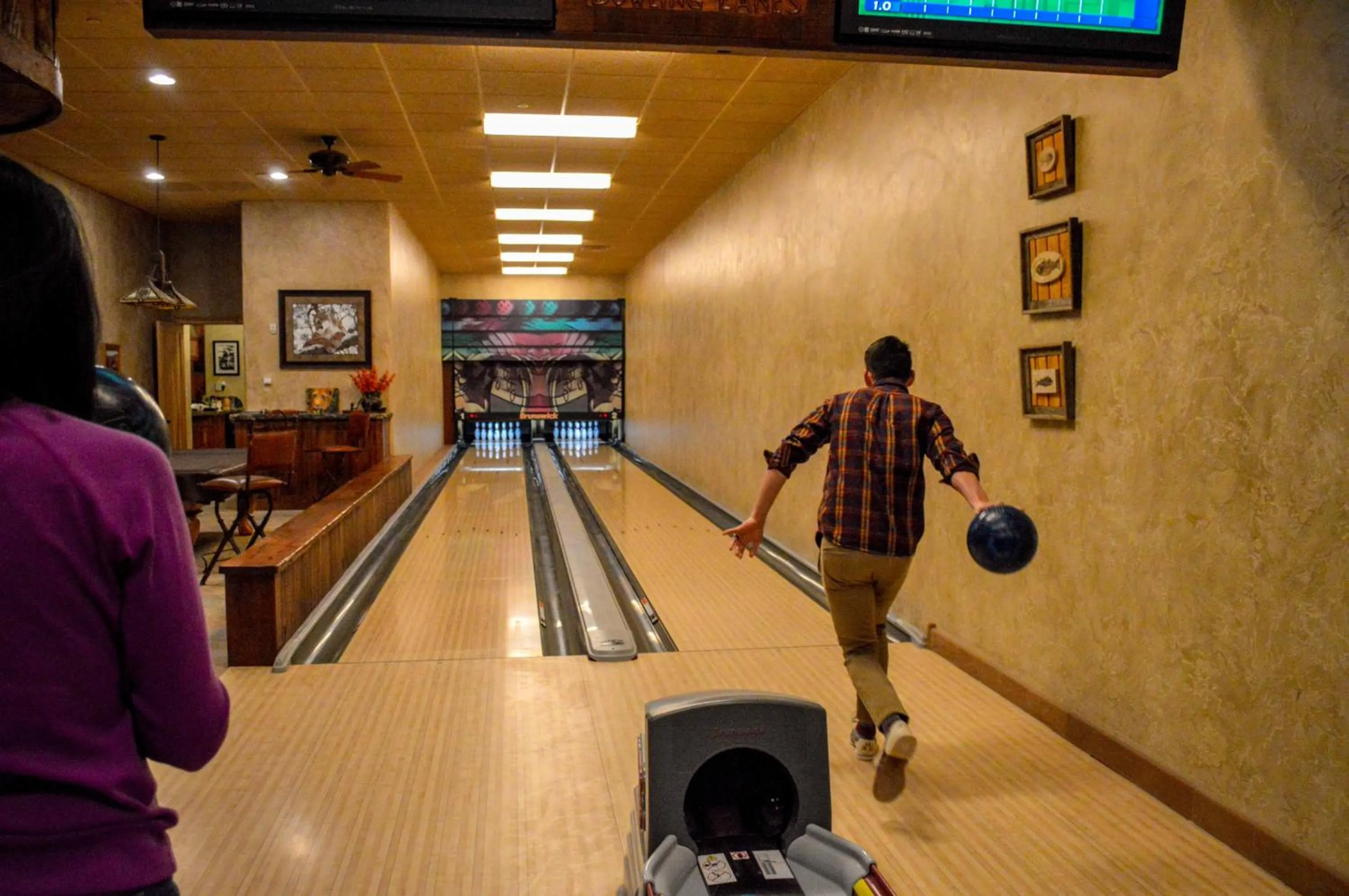 Evening entertainment in Cougar Ridge Resort