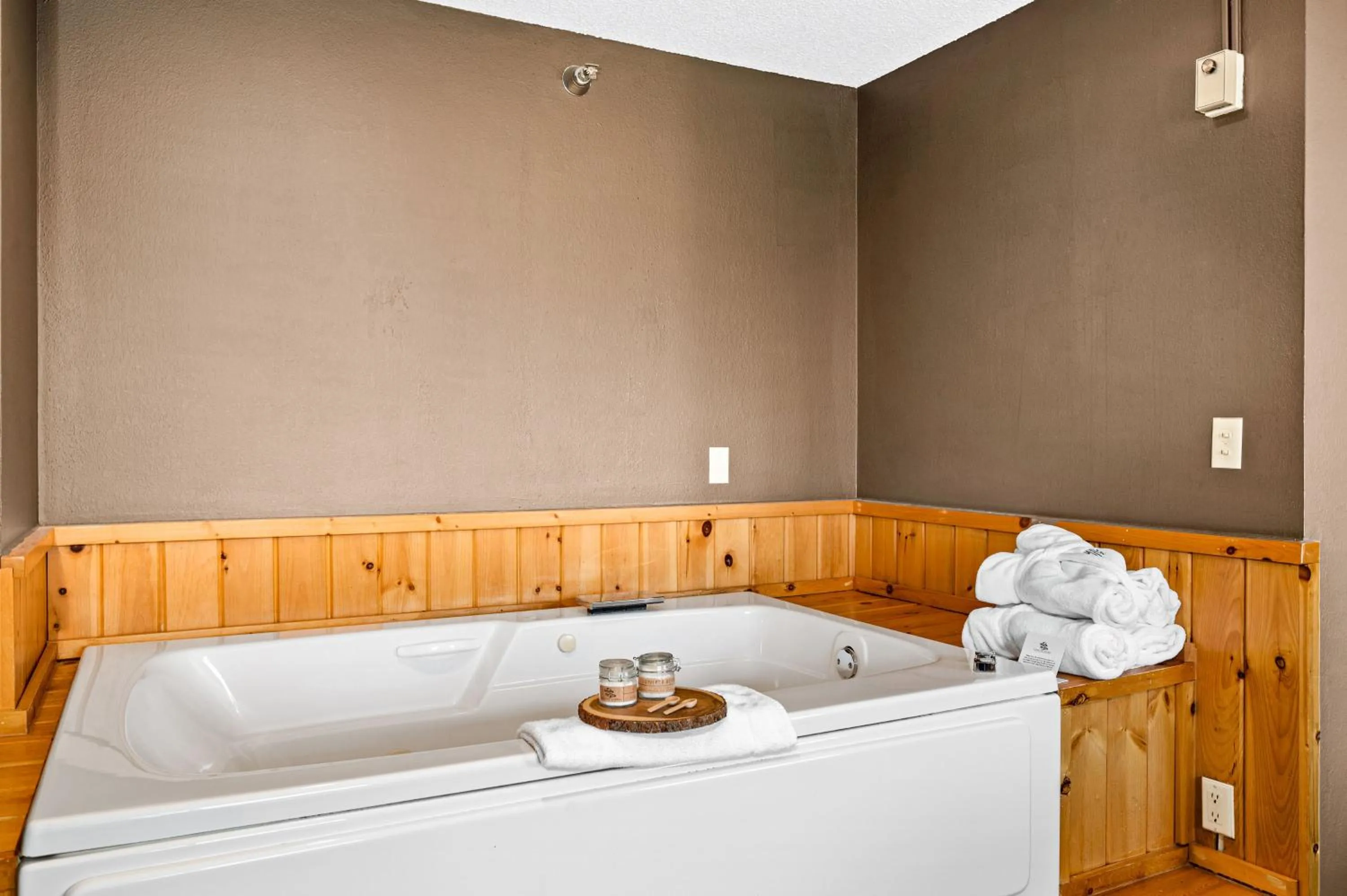 Hot Tub, Bed in Superior Shores Resort