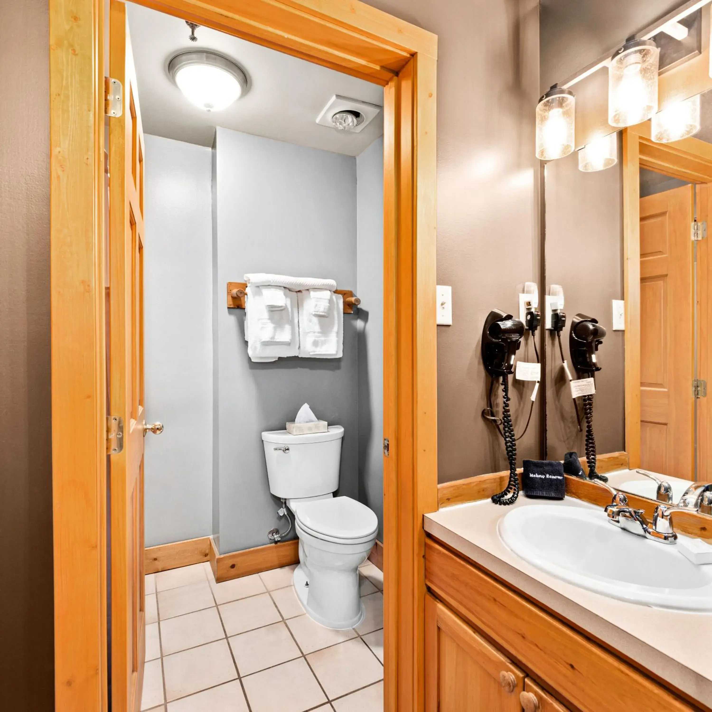 Poolside Double Guest Room in Superior Shores Resort Poolside Double Guest Room in Superior Shores Resort