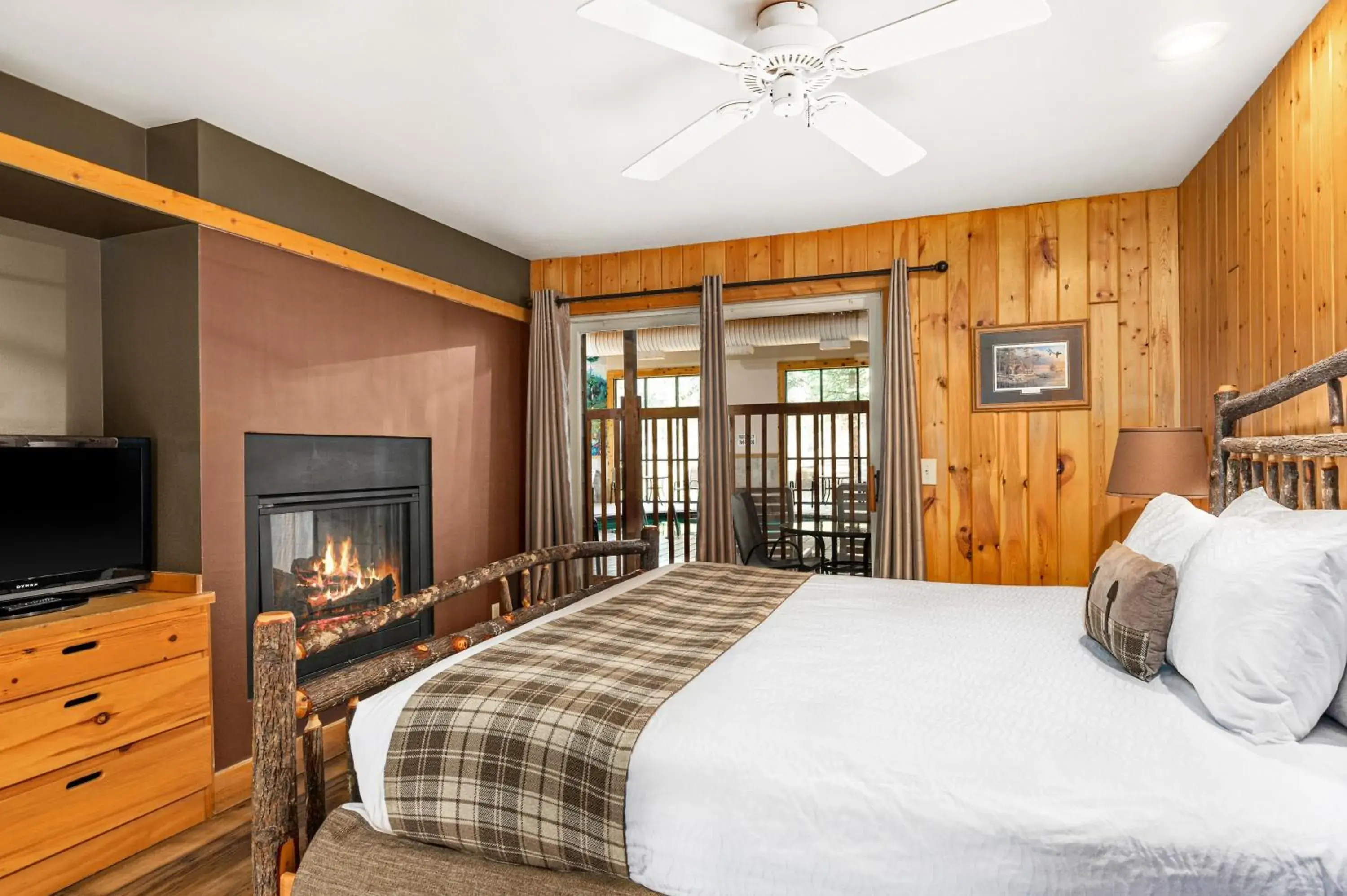 Poolside King 1 Bedroom Whirlpool in Superior Shores Resort Poolside King 1 Bedroom Whirlpool in Superior Shores Resort