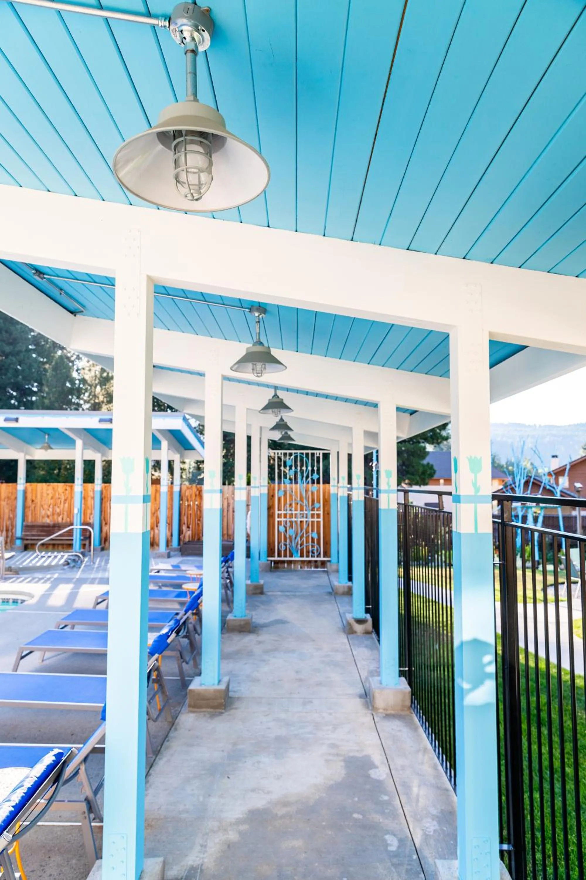 Swimming pool in Blue Elk Inn