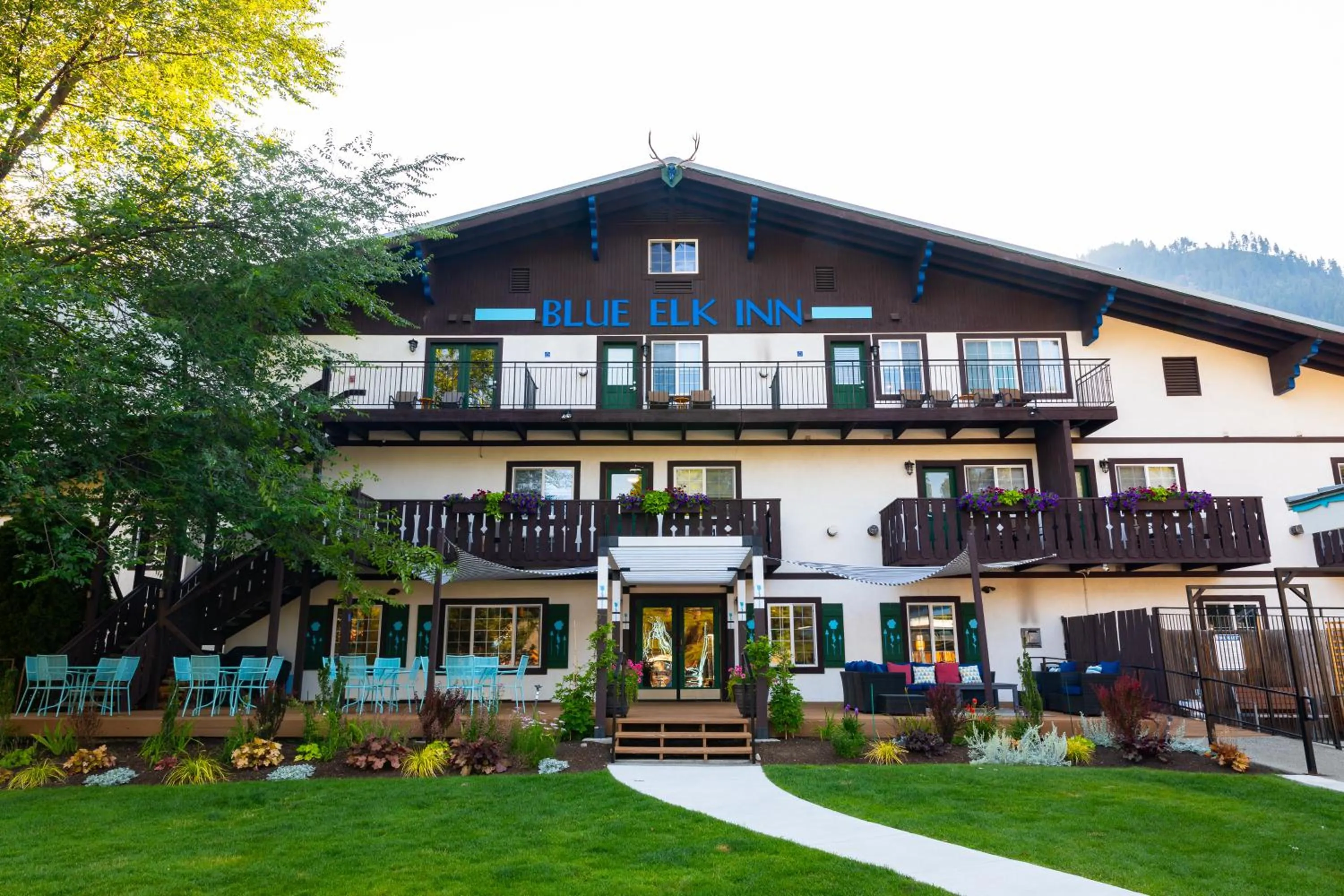 Property building in Blue Elk Inn