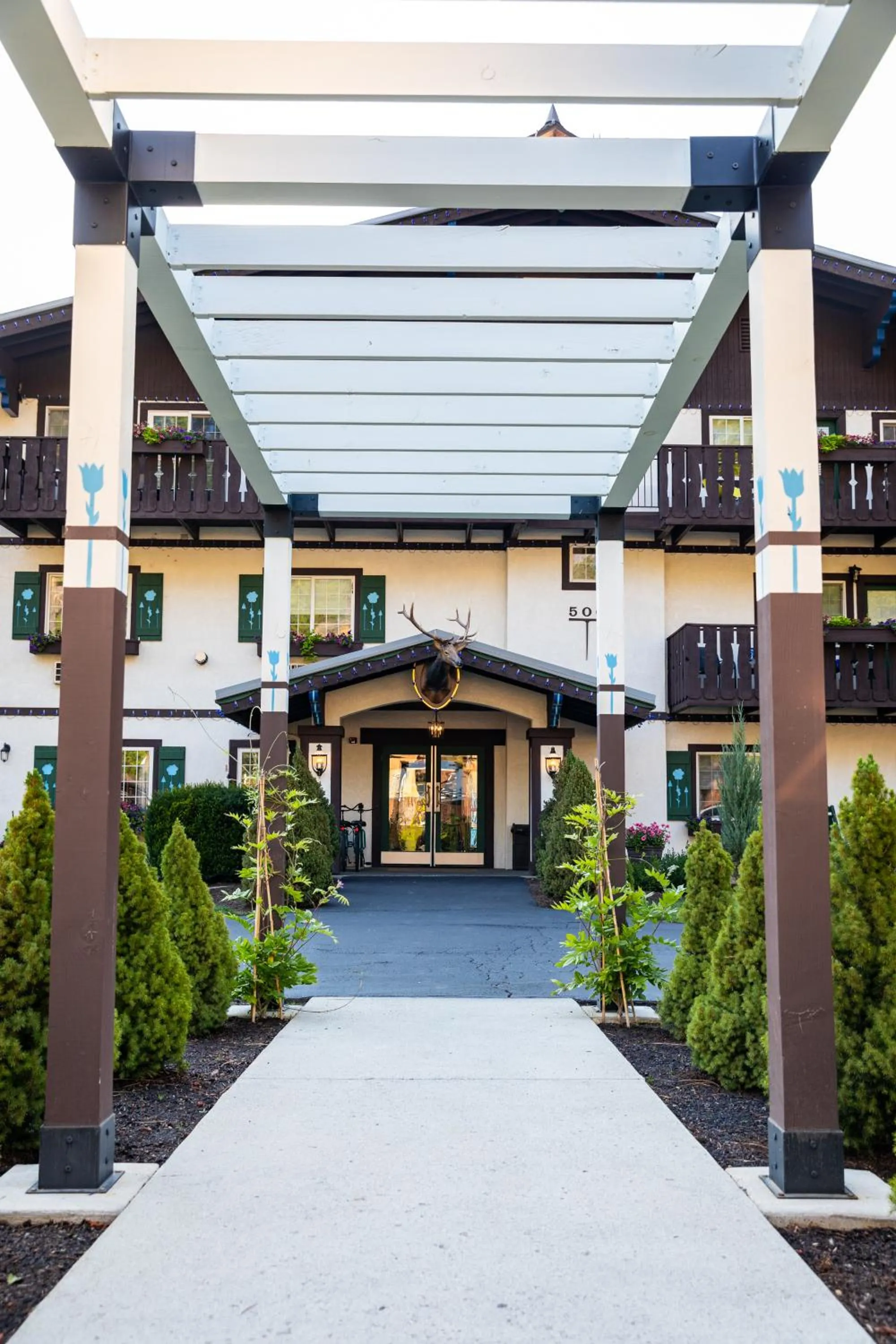 Property building in Blue Elk Inn