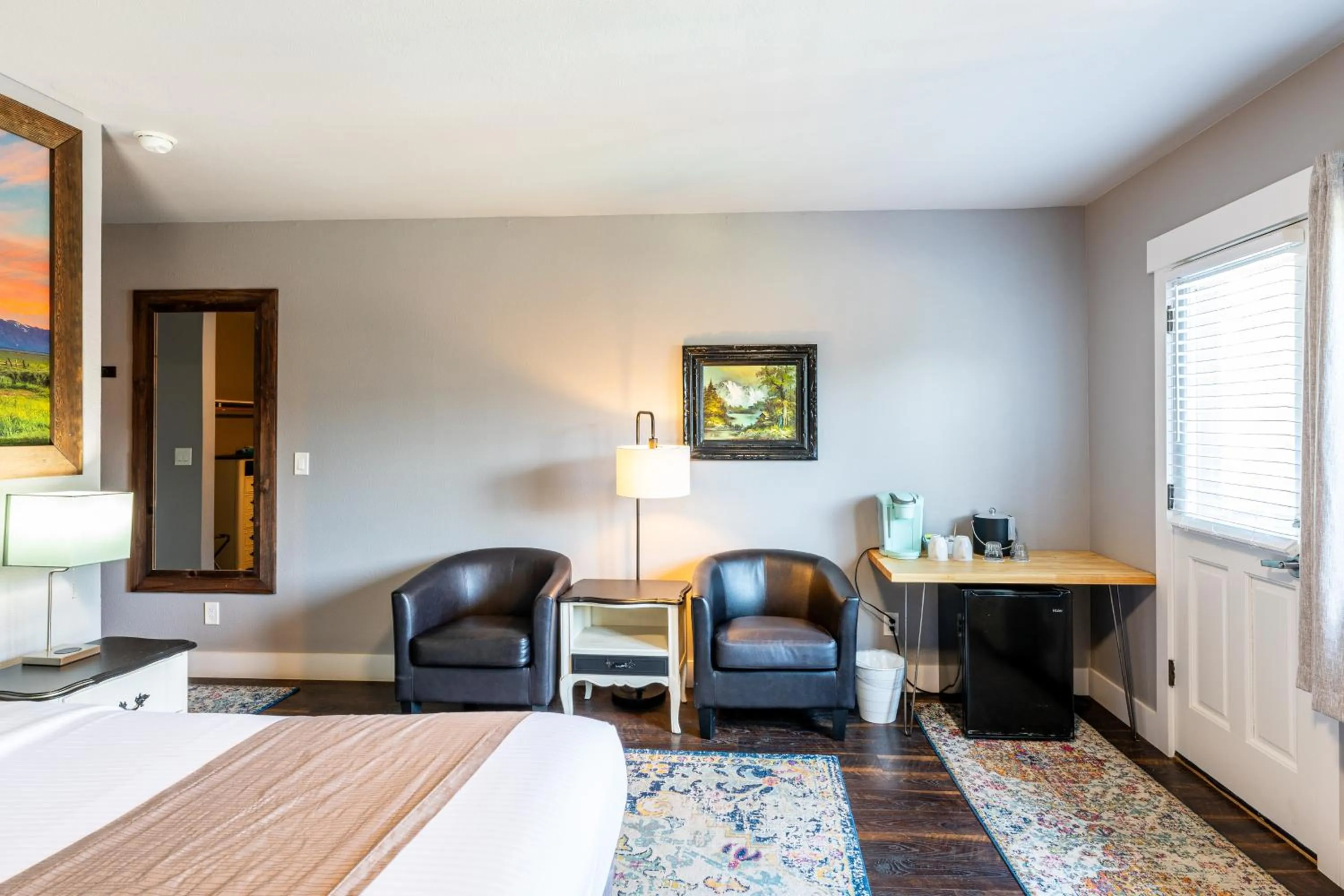 Photo of the whole room, Bed in Blue Elk Inn