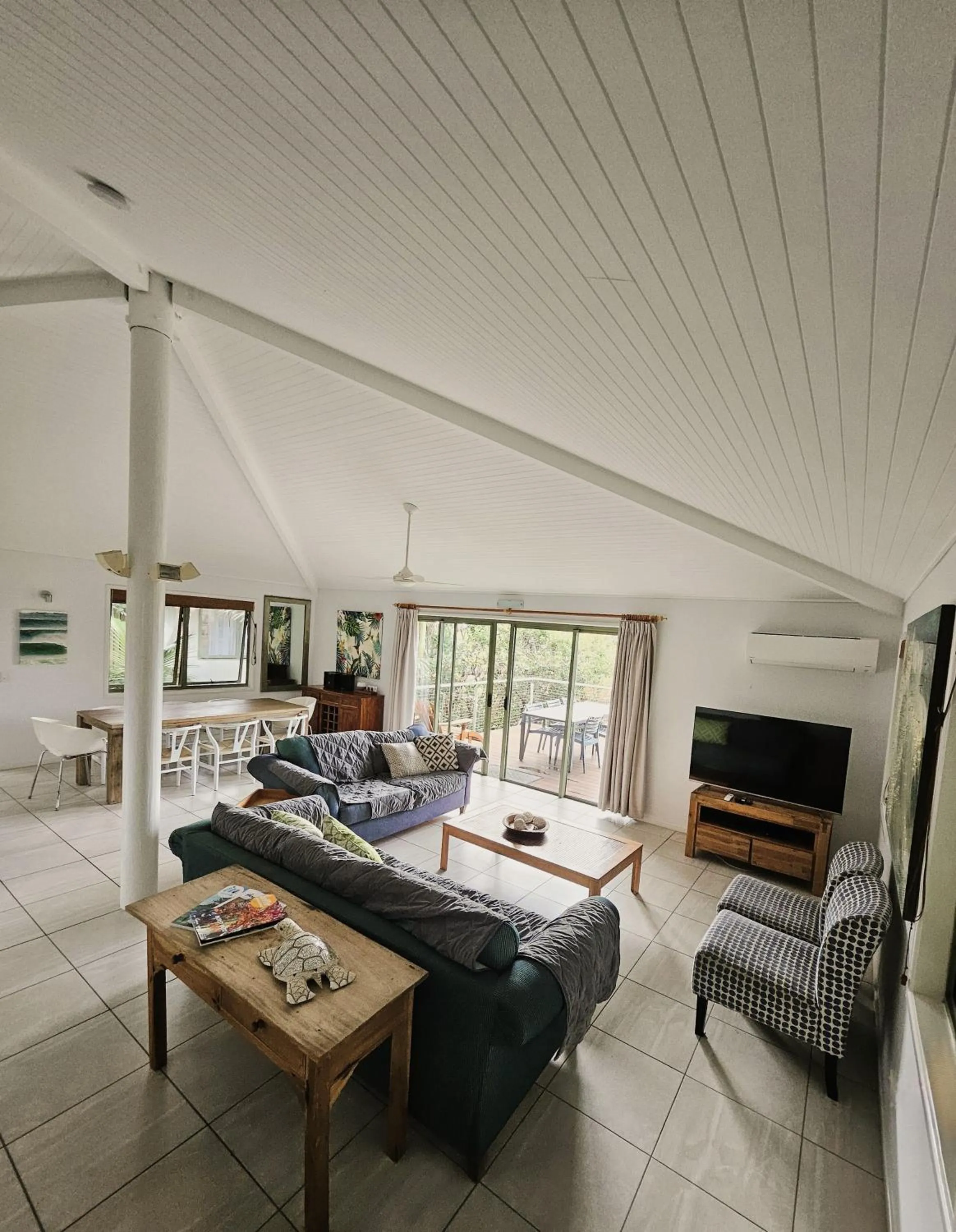 TV and multimedia, Bed in The Retreat Beach Houses