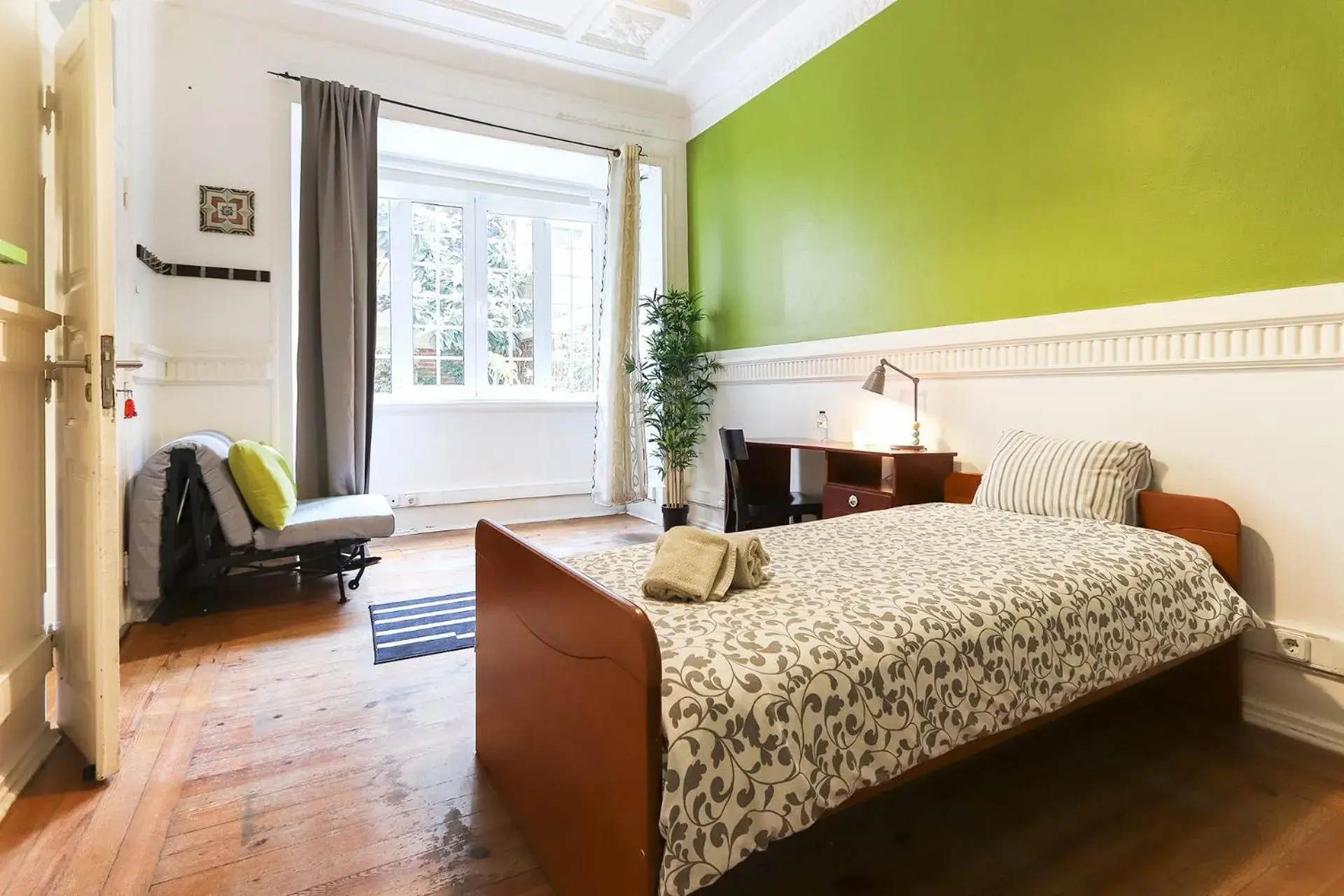 Large Double or Twin Room with Shared Bathroom in Lisbon Garden Flower Large Double or Twin Room with Shared Bathroom in Lisbon Garden Flower