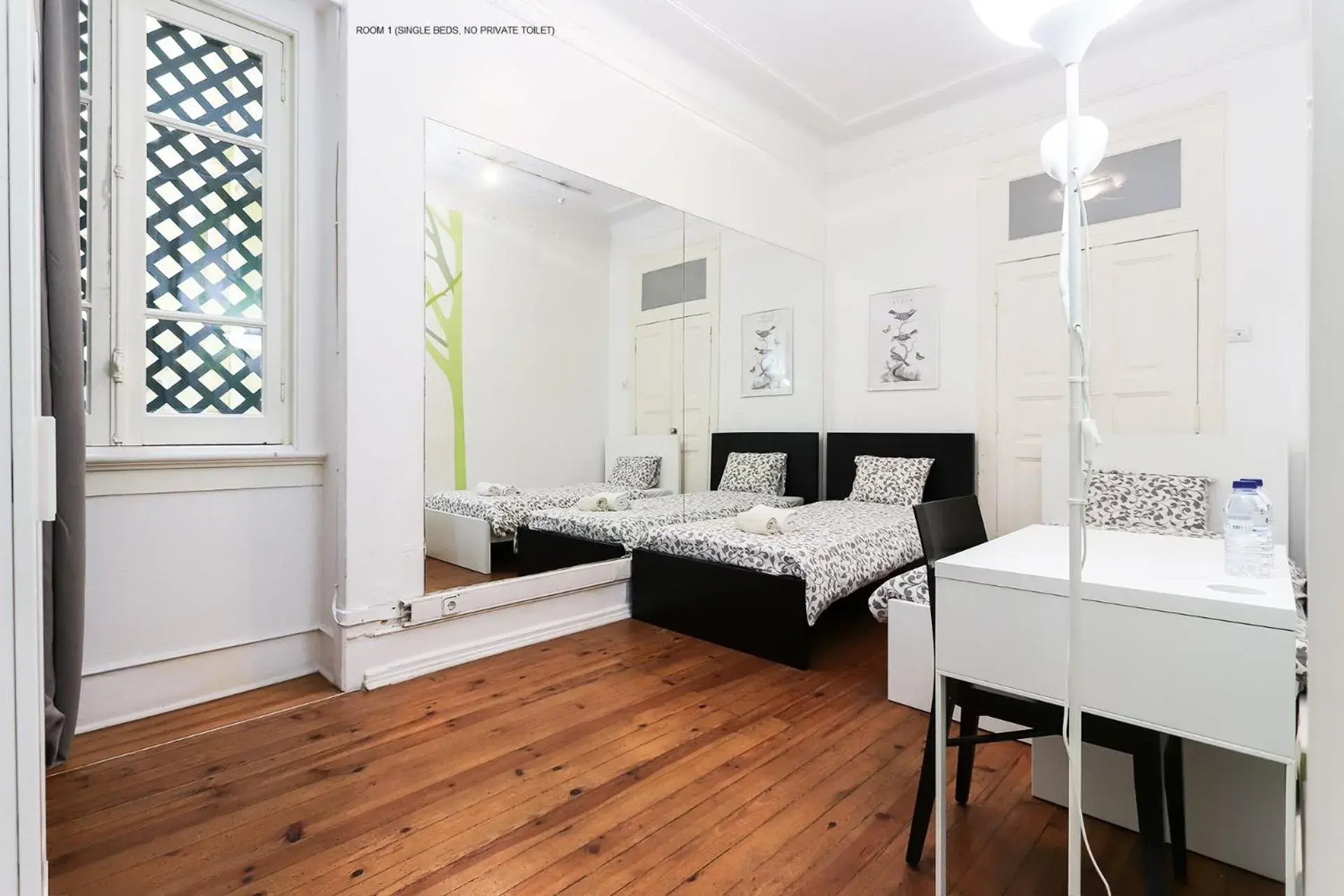 Standard Twin Room with Shared Bathroom in Lisbon Garden Flower Standard Twin Room with Shared Bathroom in Lisbon Garden Flower