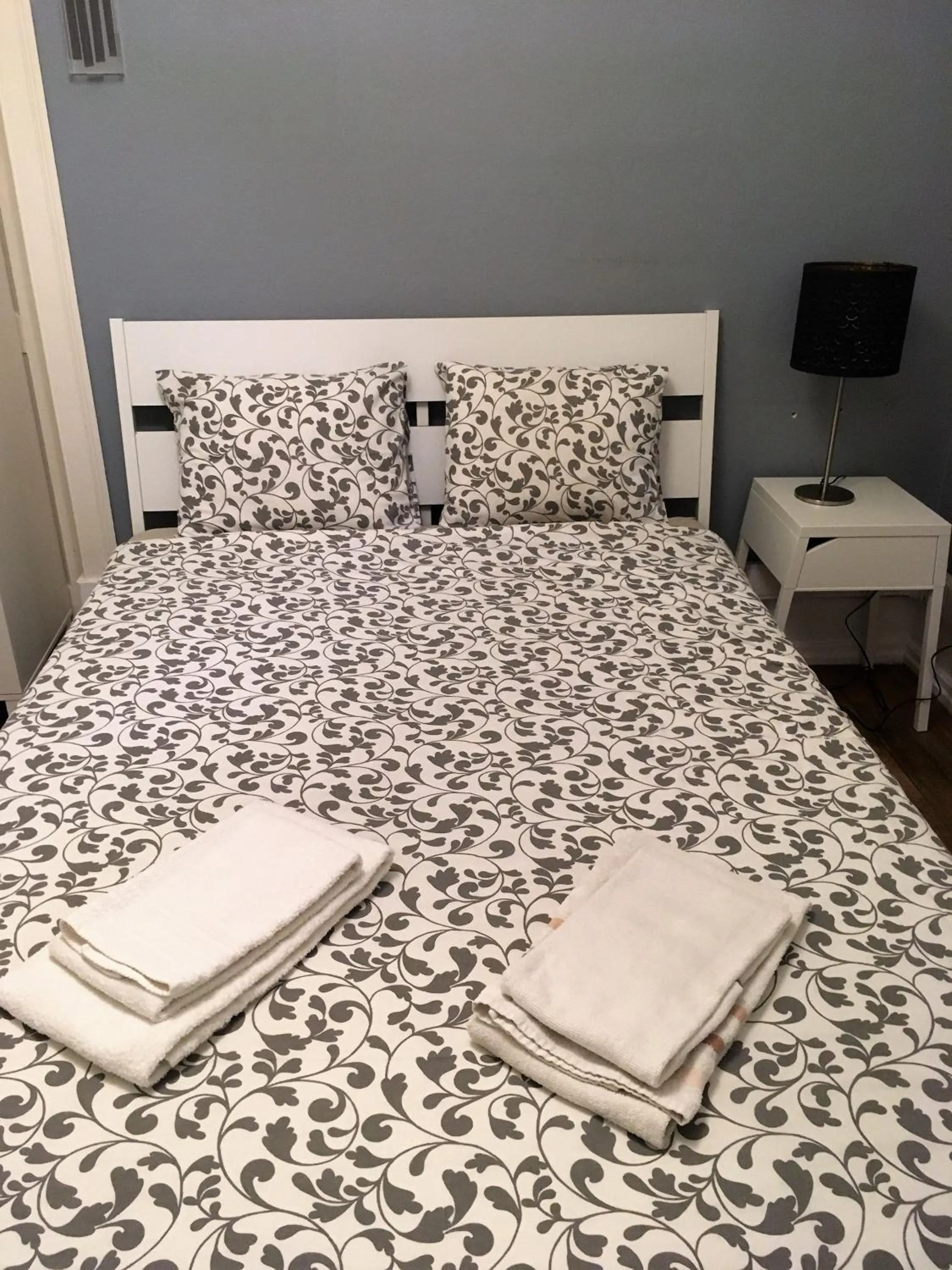 Standard Double Room with Shared Bathroom in Lisbon Garden Flower