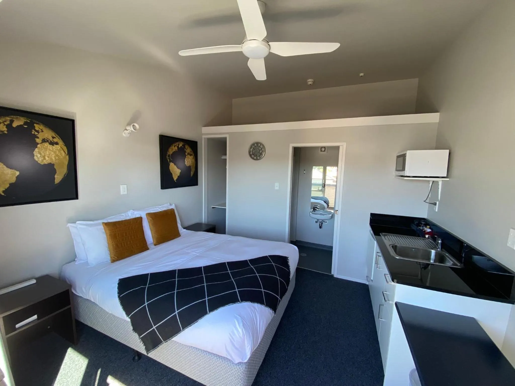 Photo of the whole room, Bed in LKNZ Lodge & Cafe