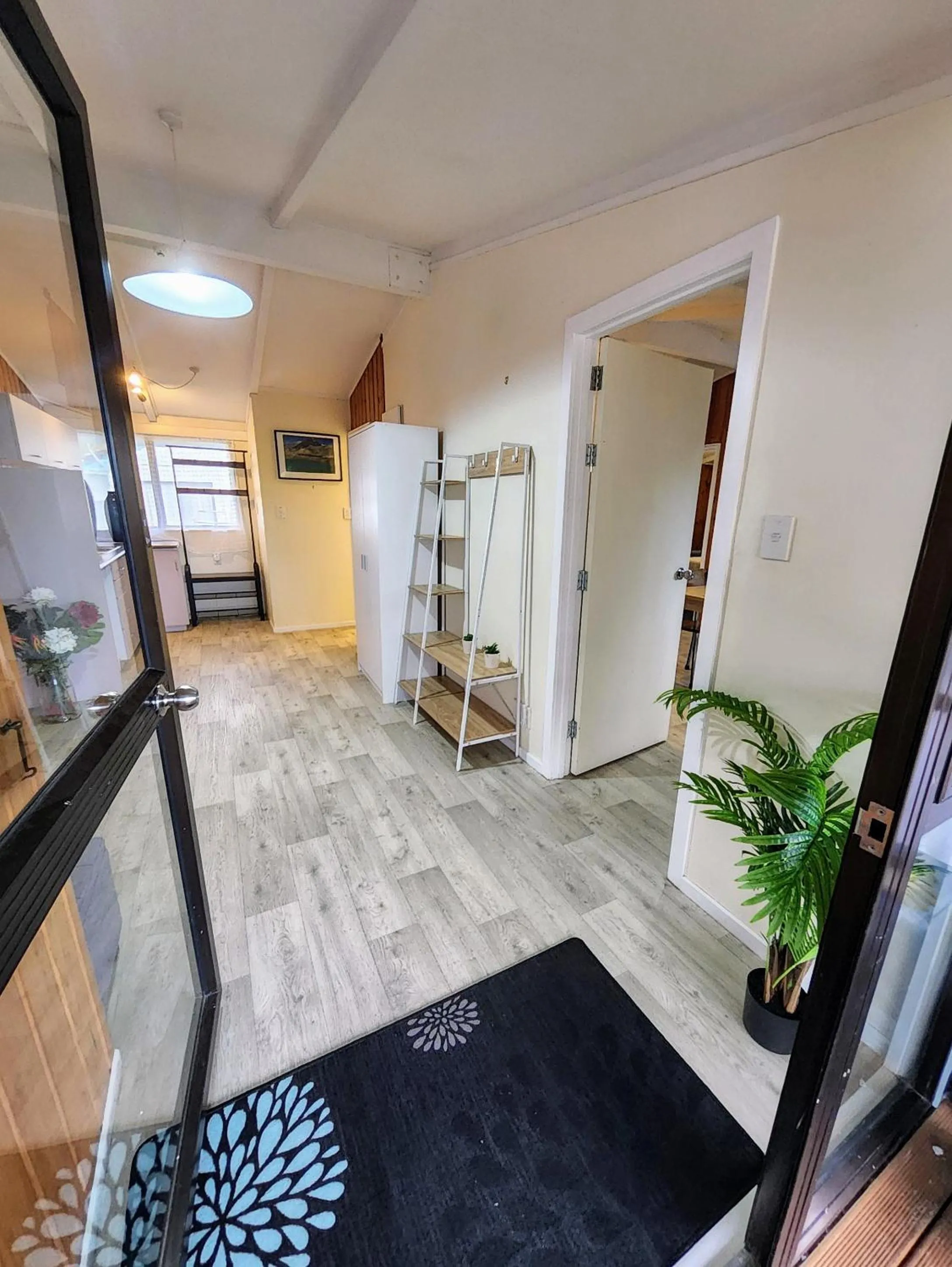 Facade/entrance in LKNZ Lodge & Cafe